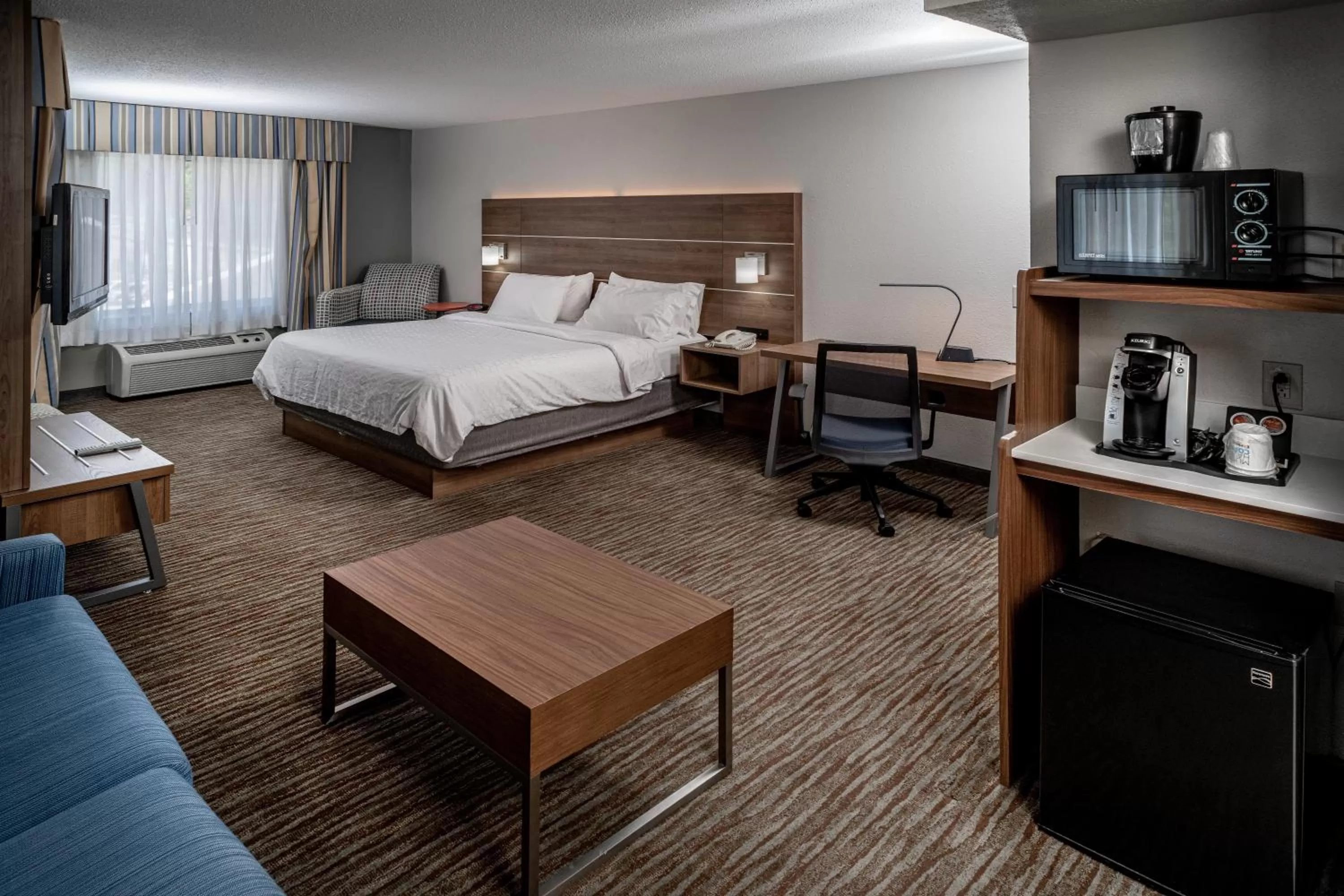 Photo of the whole room, Bed in Holiday Inn Express and Suites Pikeville by IHG
