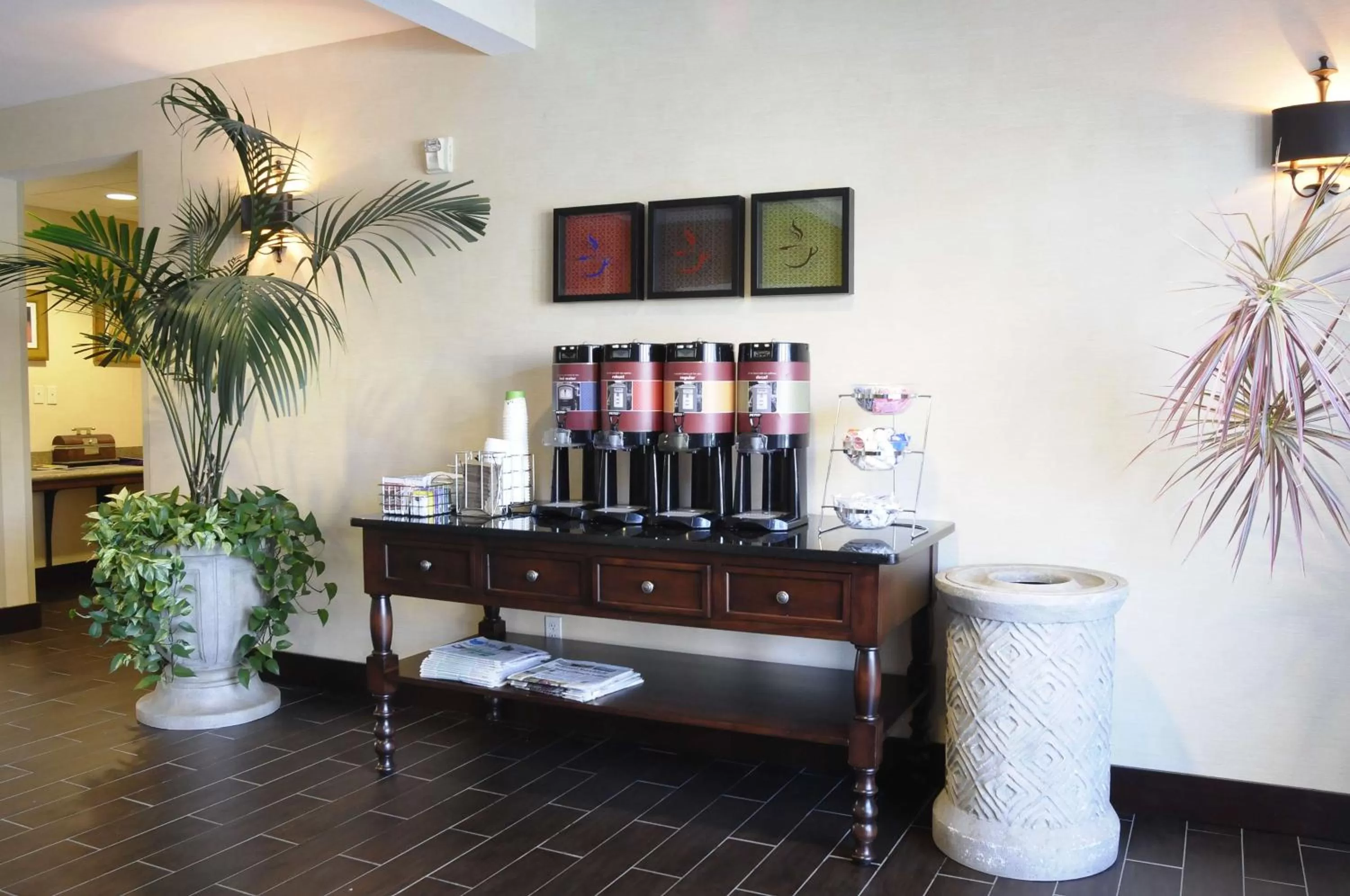 Coffee/tea facilities in Hampton Inn & Suites Redding