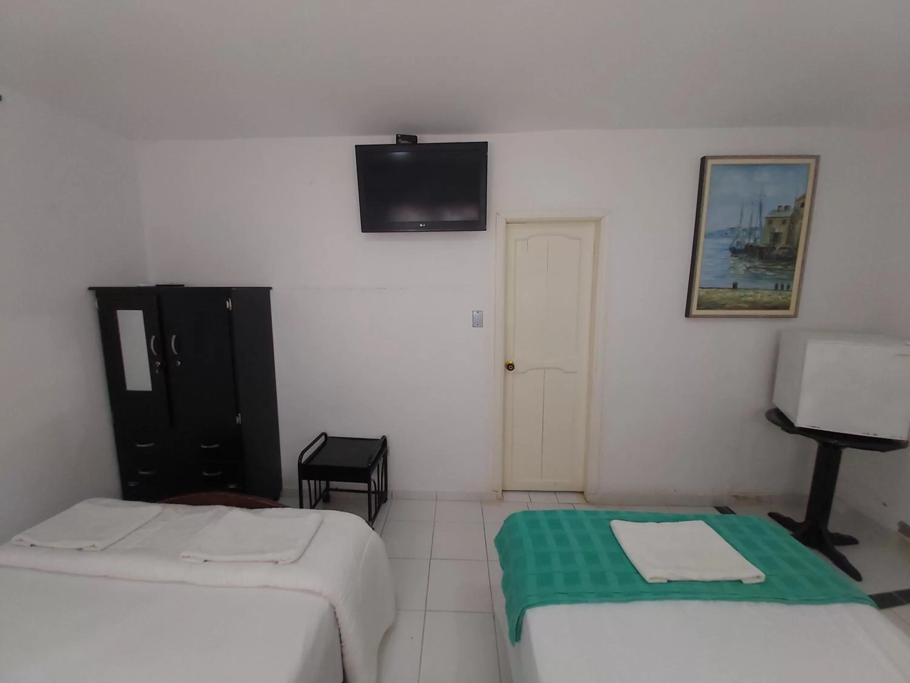 Communal lounge/ TV room, TV/Entertainment Center in Eco-Hotel Villa Elina