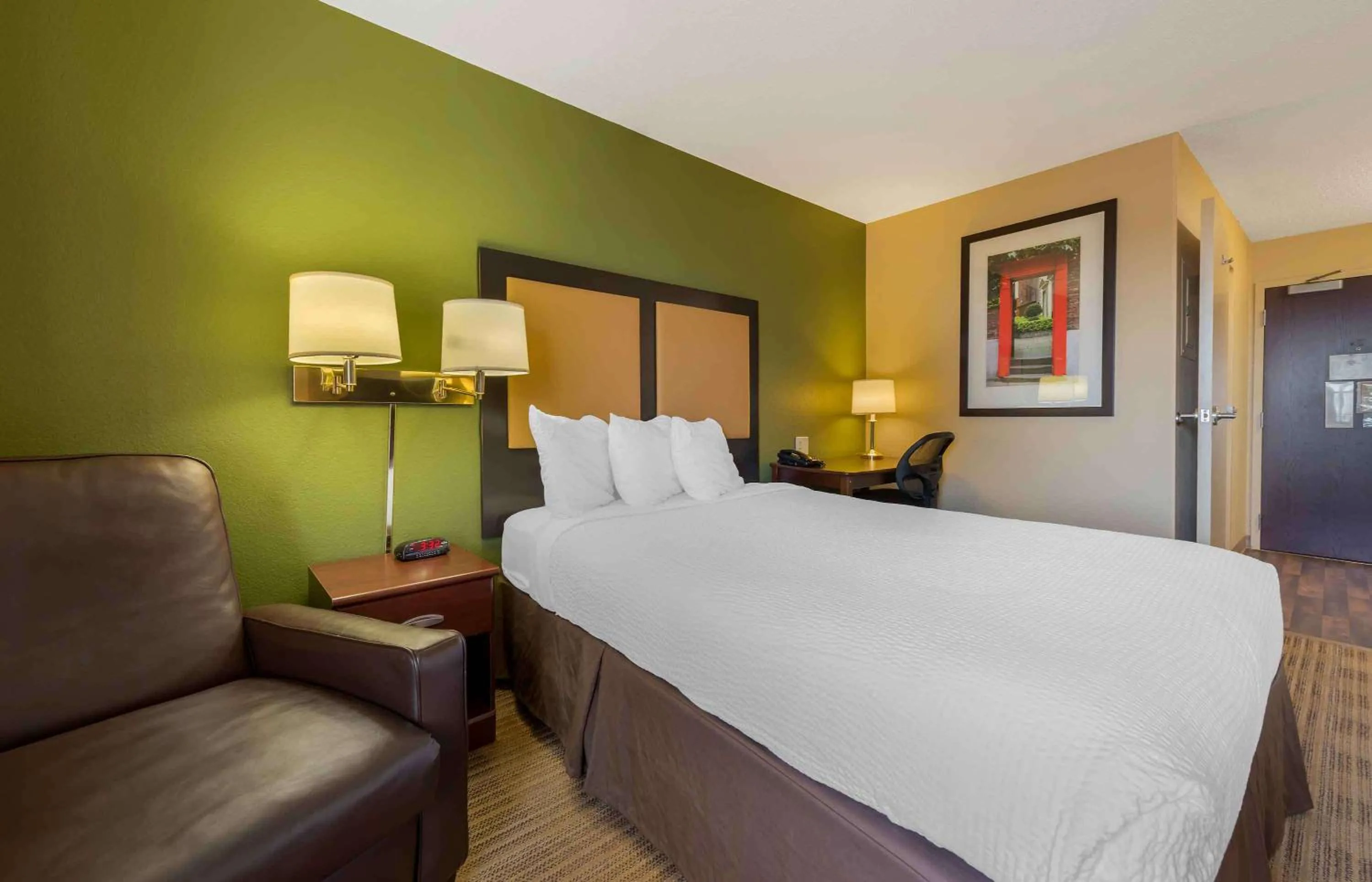 Bed in MainStay Suites Rochester South Mayo Clinic