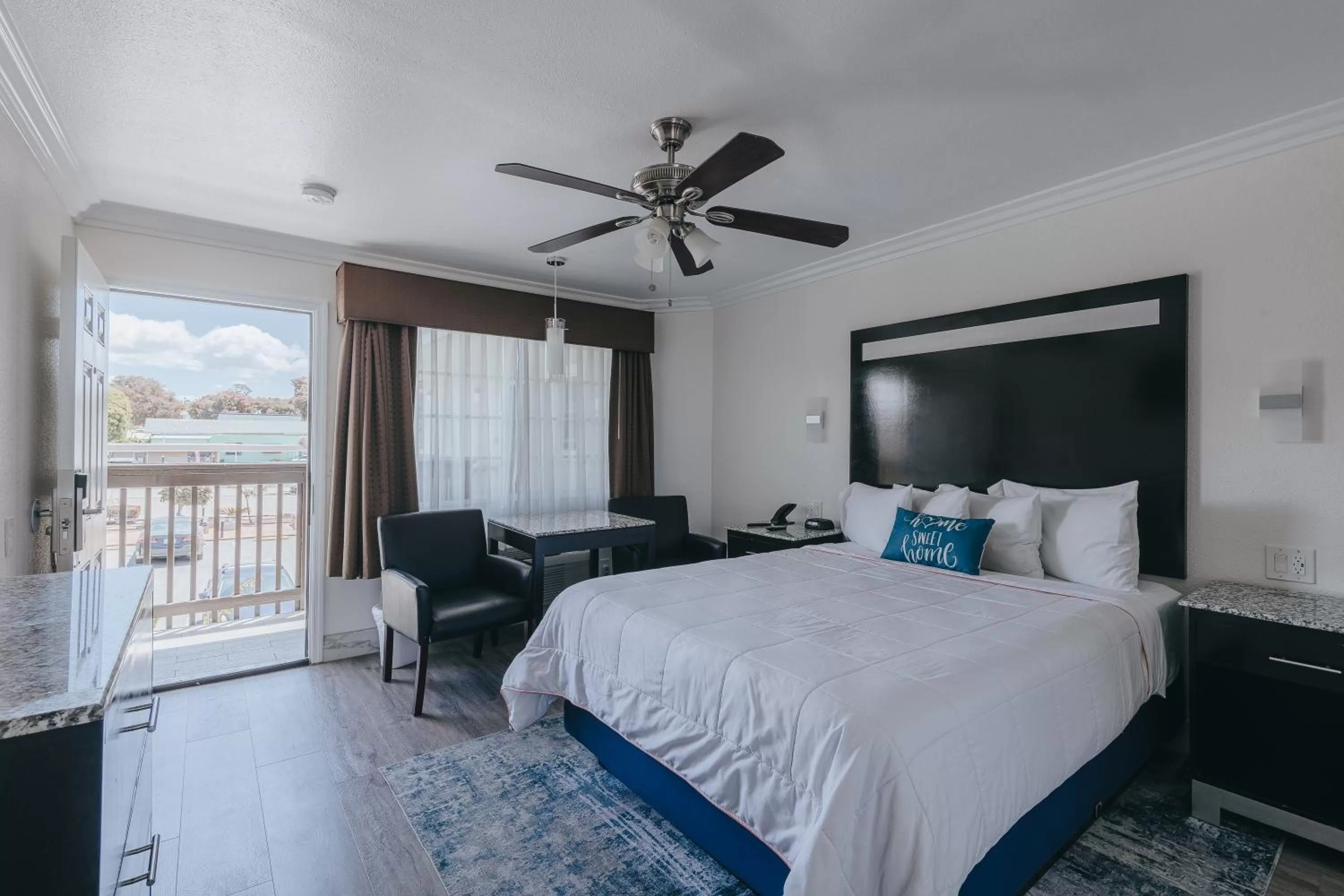 Bed in Sea Air Inn & Suites - Downtown - Restaurant Row