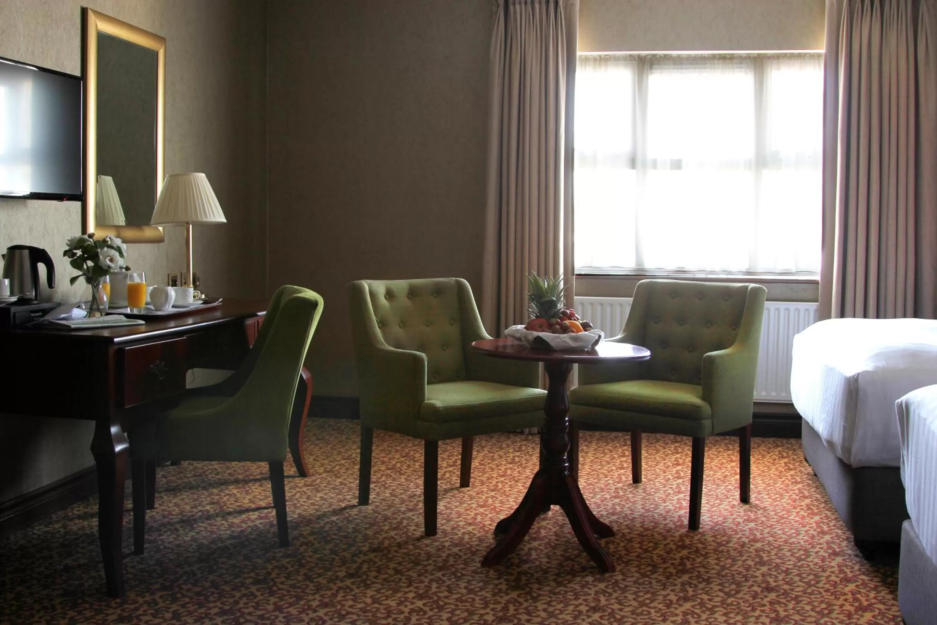 Bedroom, Bed in Seven Oaks Hotel