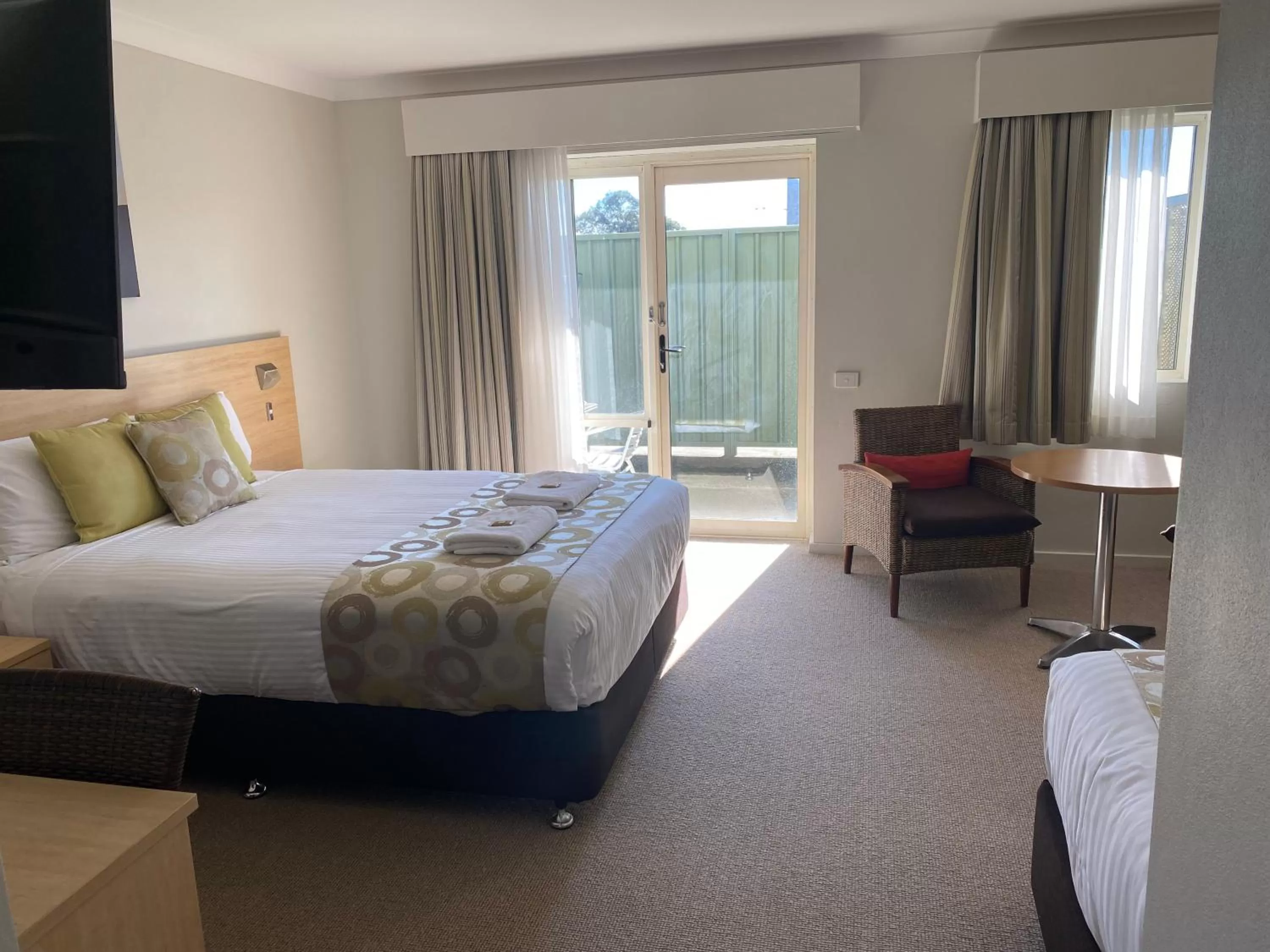 Patio, Bed in Maitland City Motel