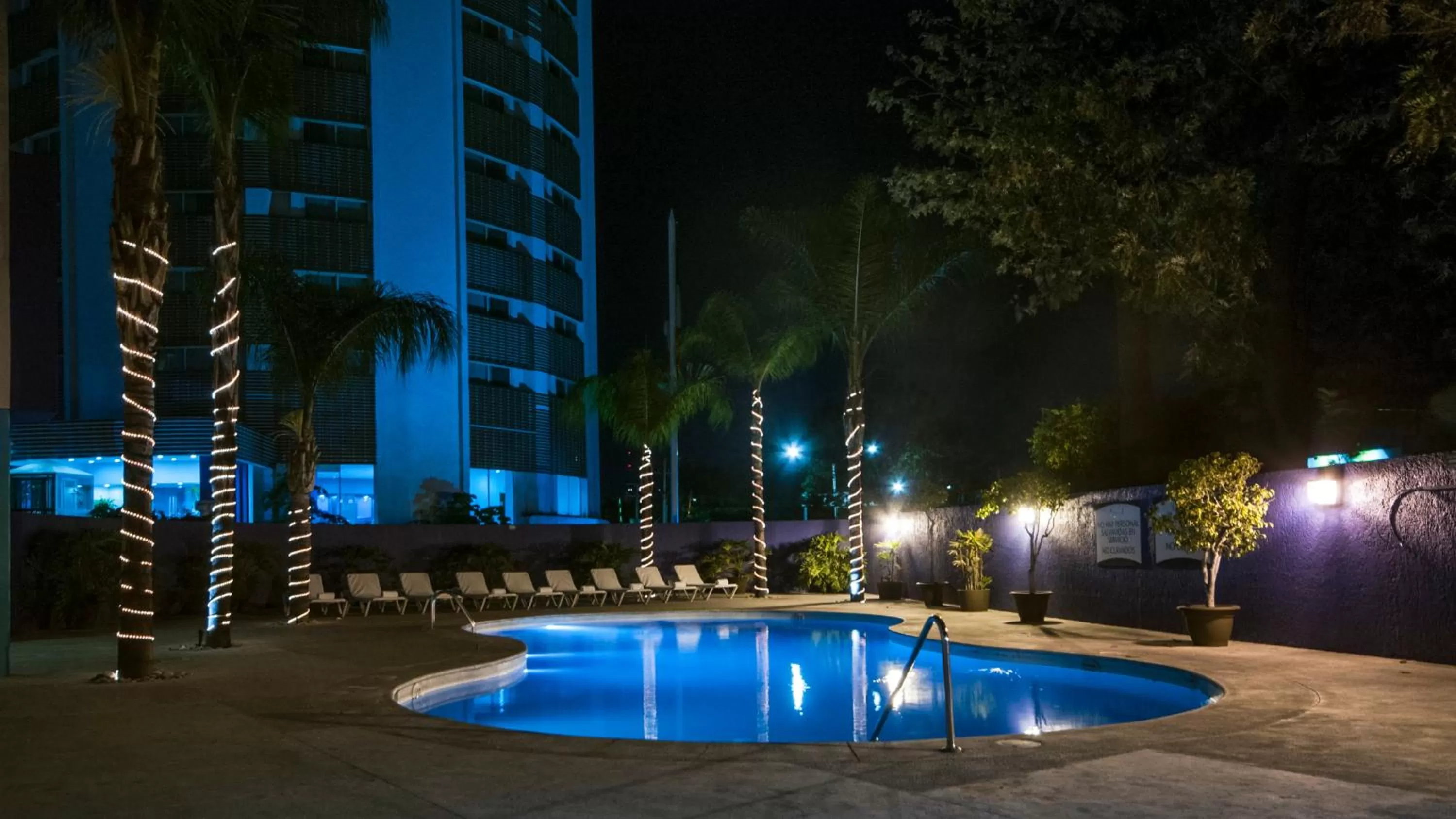 Swimming pool in Staybridge Suites Guadalajara Expo by IHG