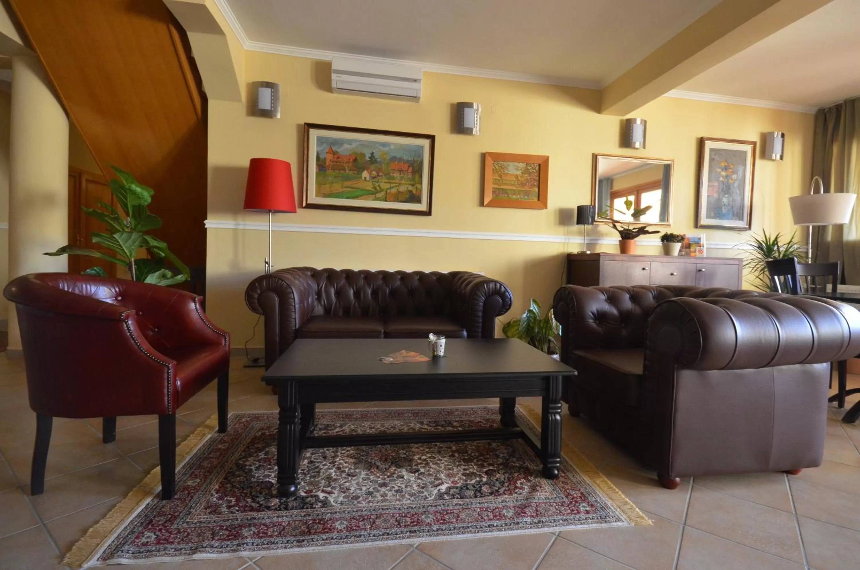 Communal lounge/ TV room, Seating Area in Art Garni Hotel