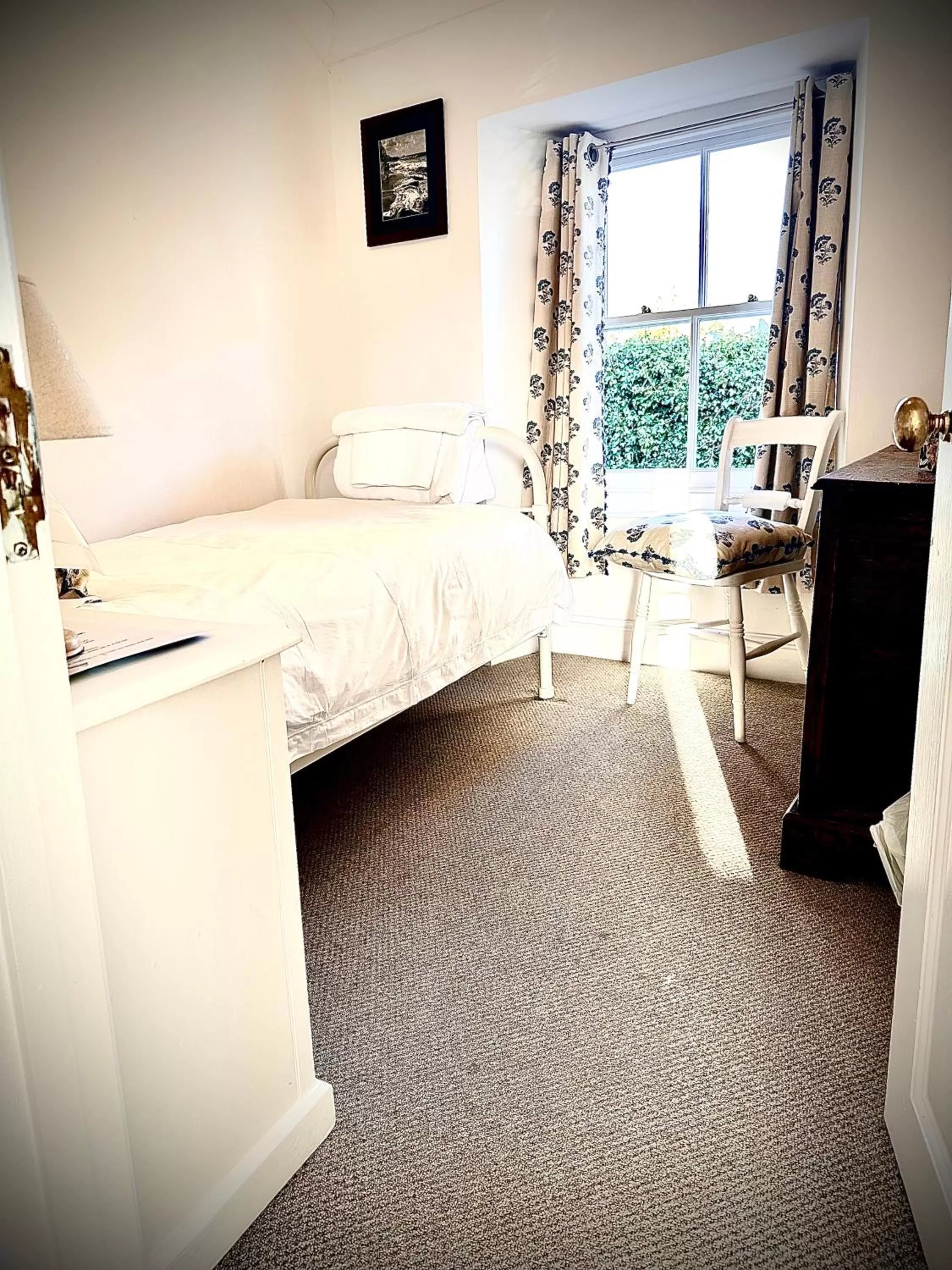 Bed in The White House at The Tinners Arms