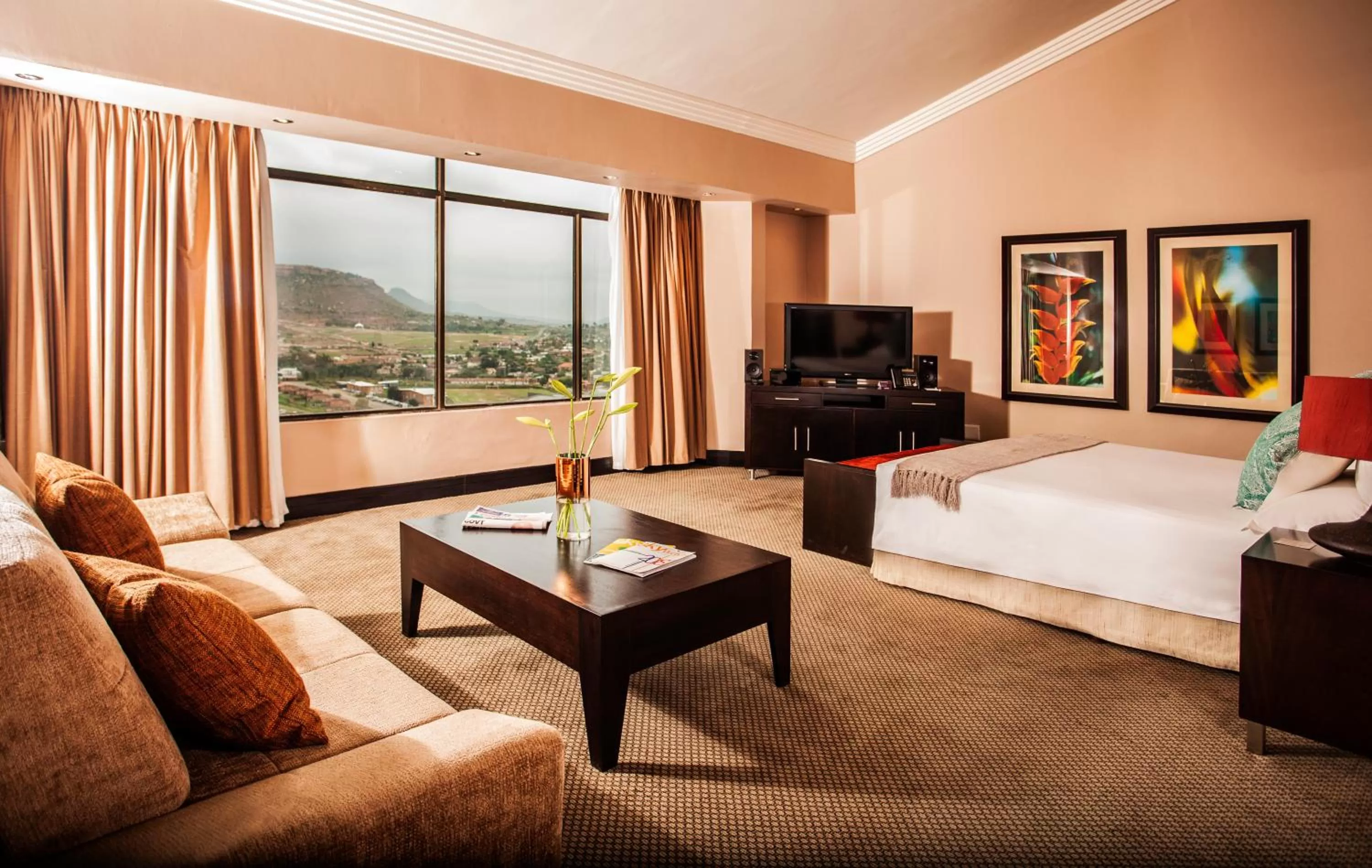 Communal lounge/ TV room, Bed in Avani Lesotho Hotel & Casino