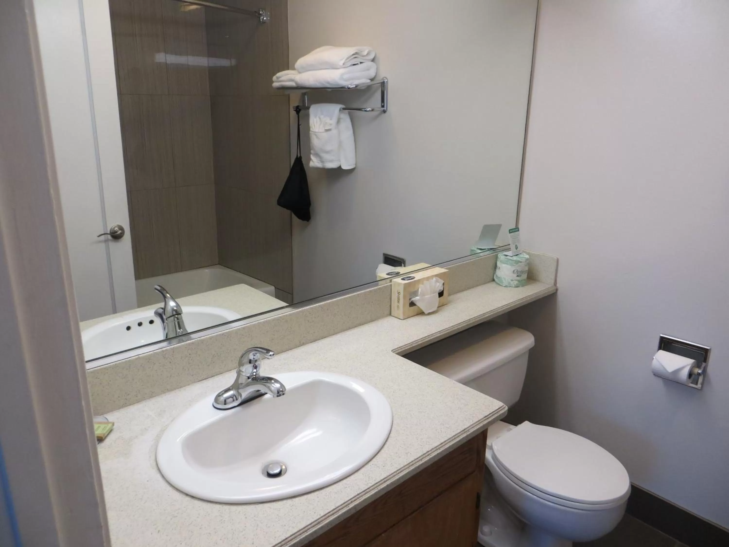 Bathroom in Hotel Parmani Near Stanford University