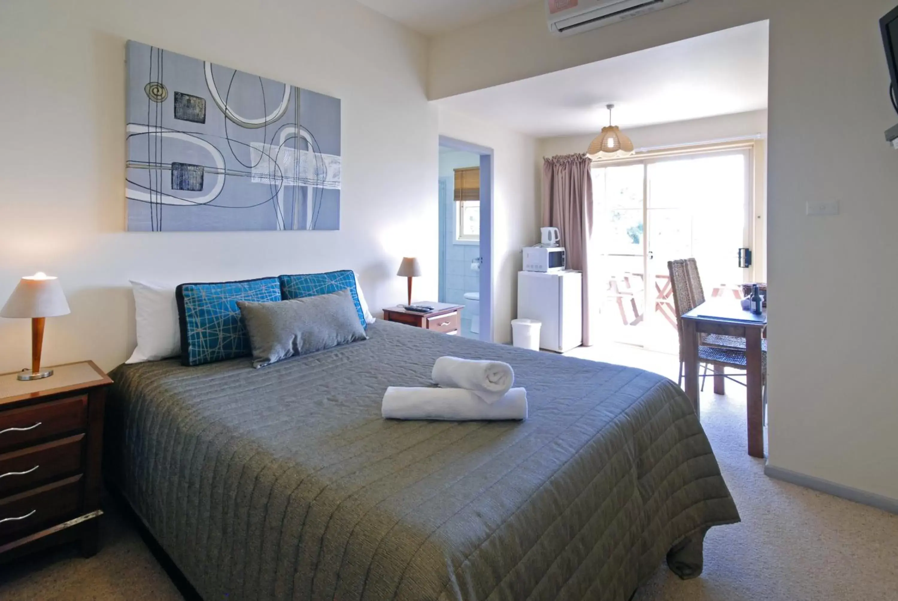 Queen Room with River View in Riverview Boutique Motel Queen Room with River View in Riverview Boutique Motel