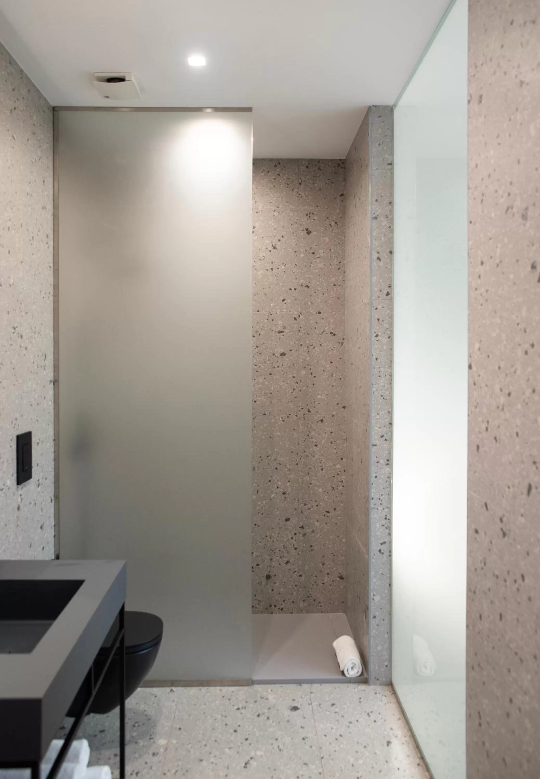 Shower in Lisetta Gardens Boutique & Suites