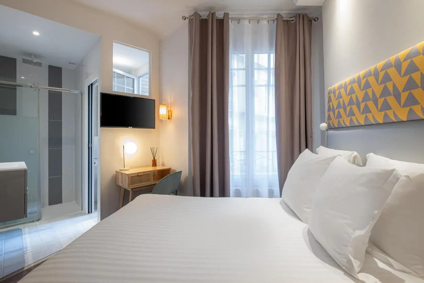 Deluxe Double Room in Makom Pereire Deluxe Double Room in Makom Pereire