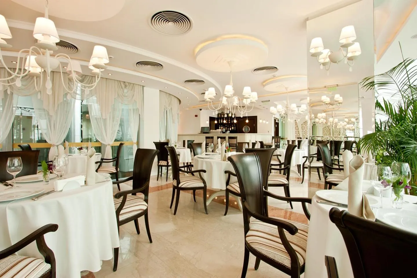Restaurant/places to eat in Earth & People Hotel & SPA - Free Parking & Swimming Pool