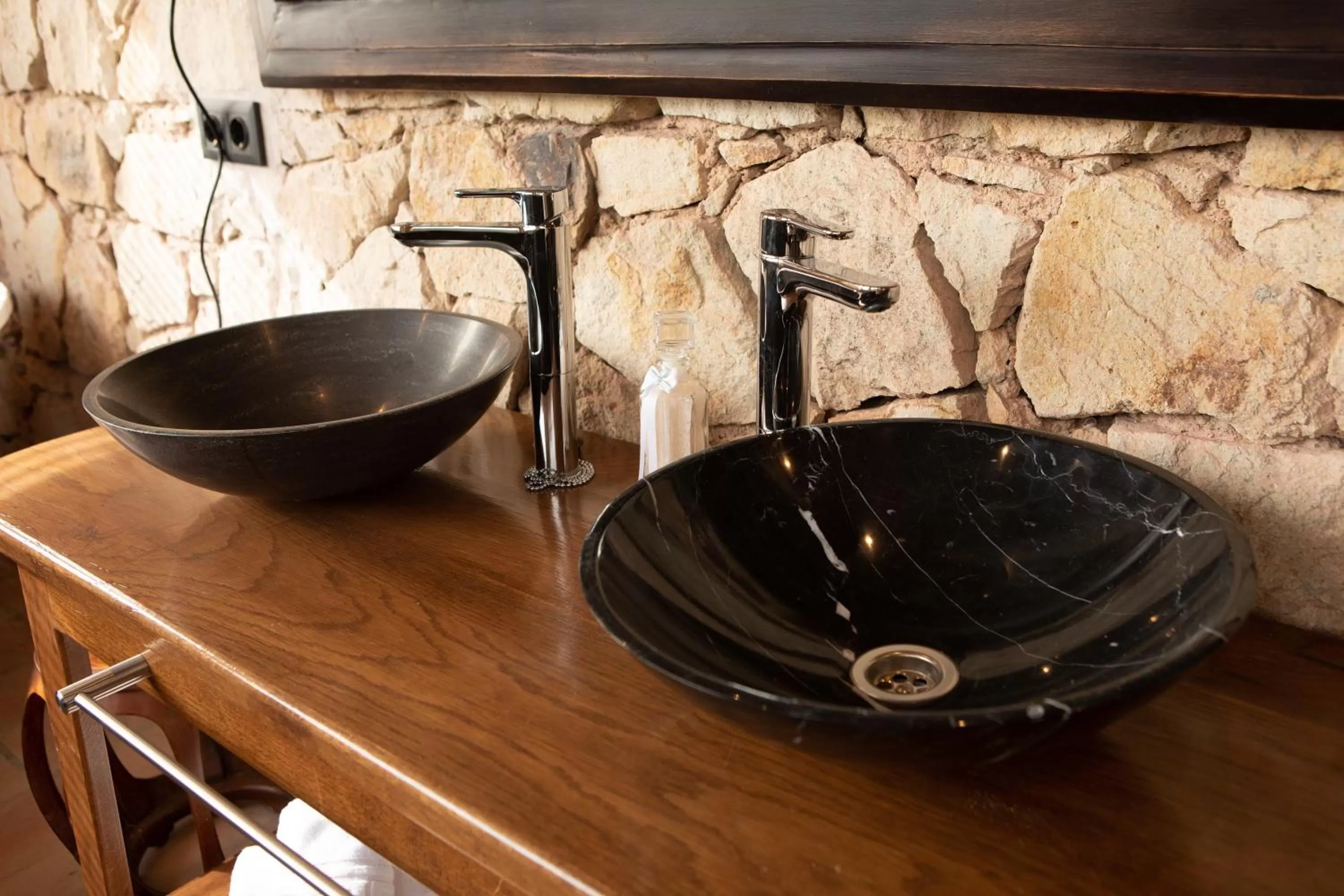 Bathroom in Hotel Roger de Flor by Seleqtta