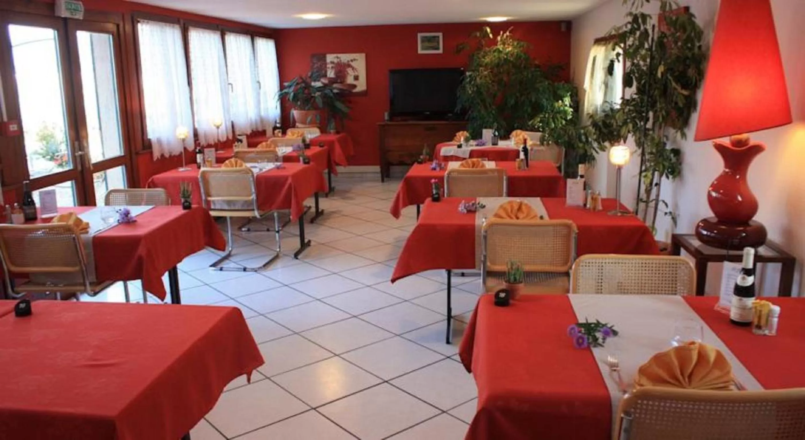 Restaurant/places to eat in Contact Hôtel Arc-En-Ciel - Réouverture - Rénové