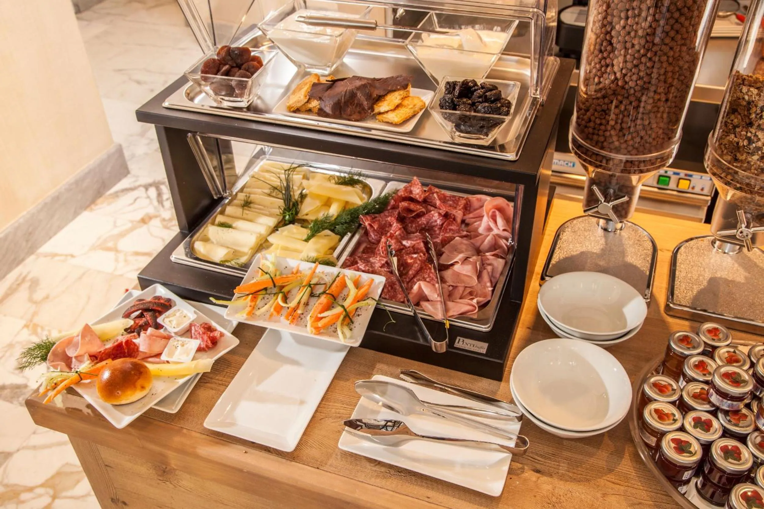 Food and drinks in Floris Hotel