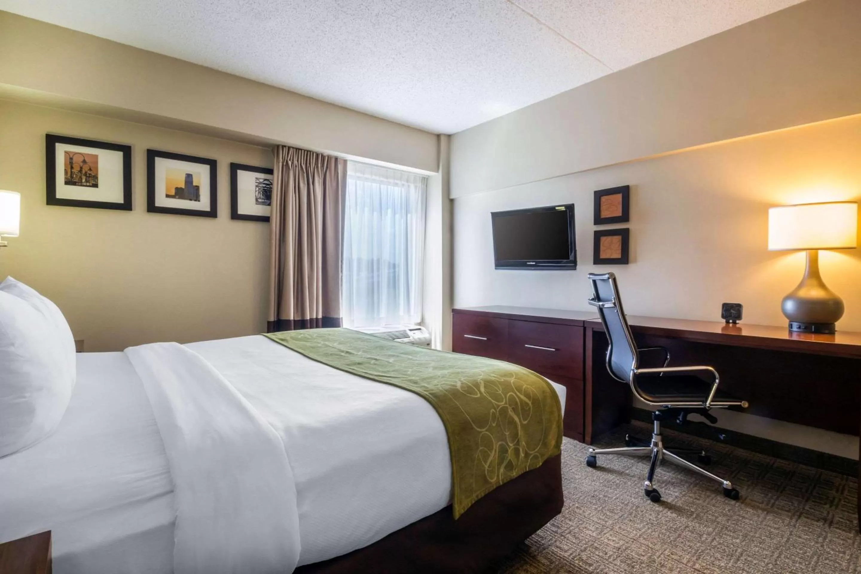 Photo of the whole room, Bed in Comfort Suites at Woodbridge