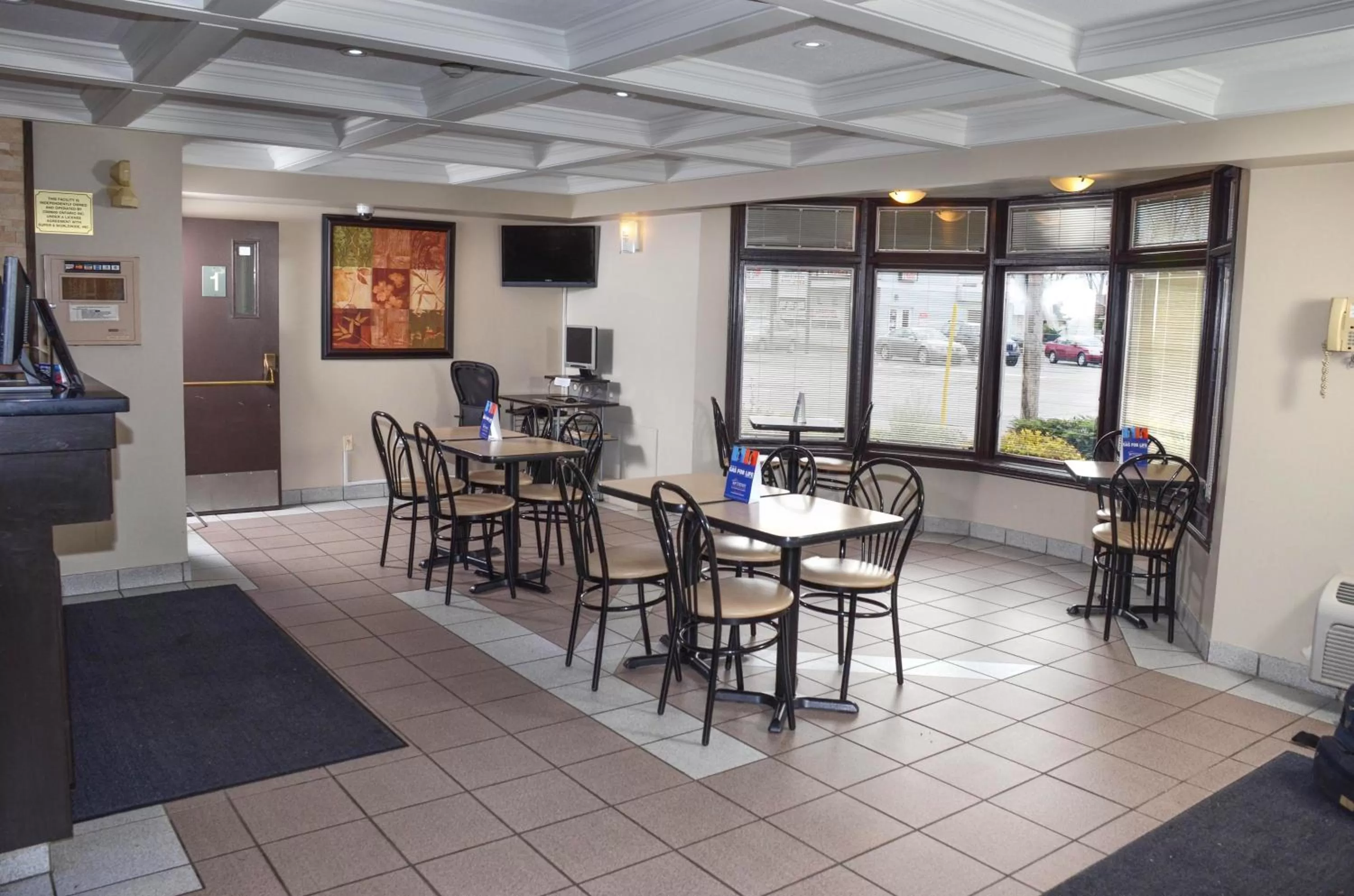 Restaurant/places to eat in Super 8 by Wyndham North Bay