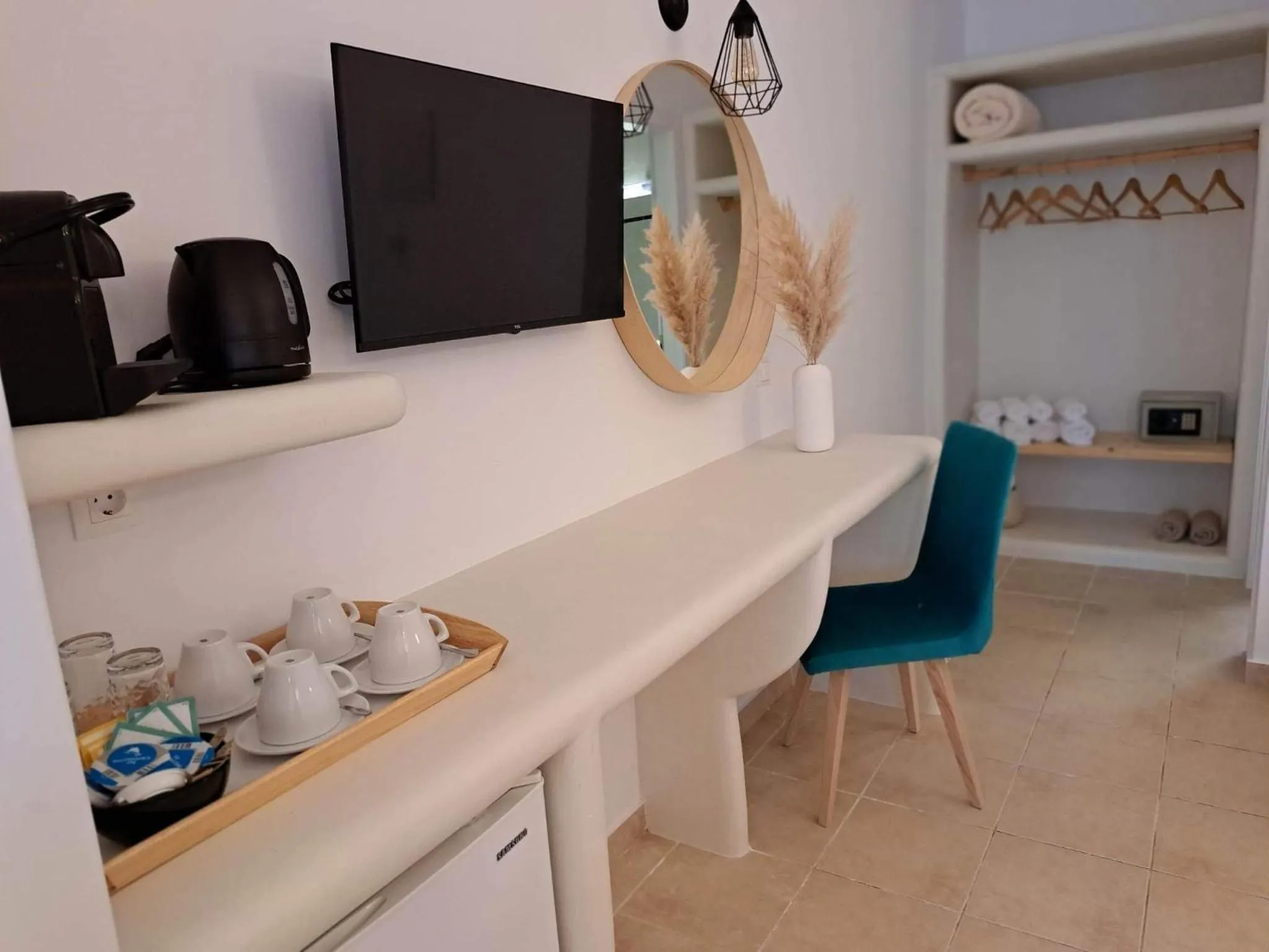 TV and multimedia in Amerisa Suites & Villa