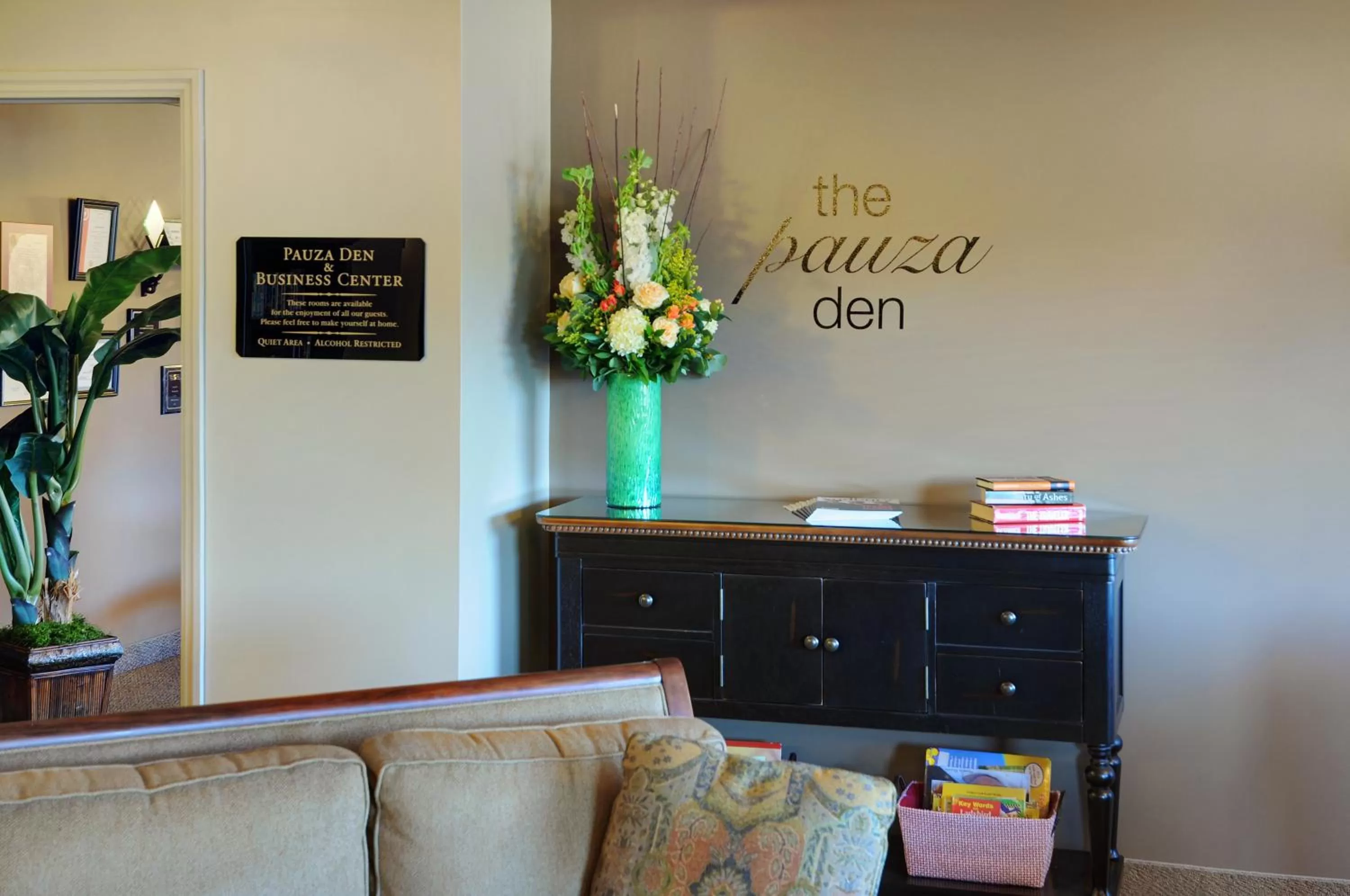 Communal lounge/ TV room in Travelway Inn Sudbury