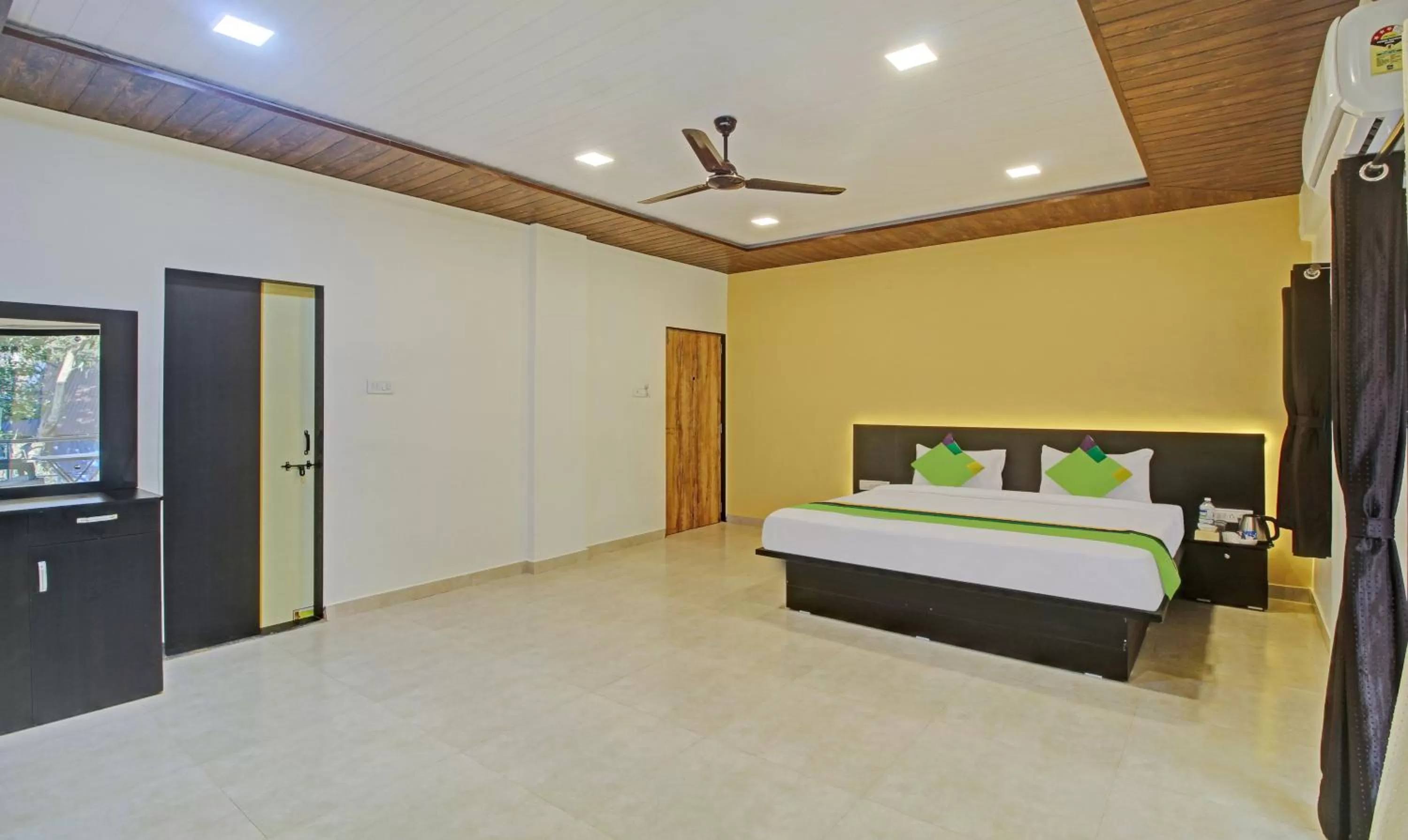 Bed in Treebo Trend Raaya Regency