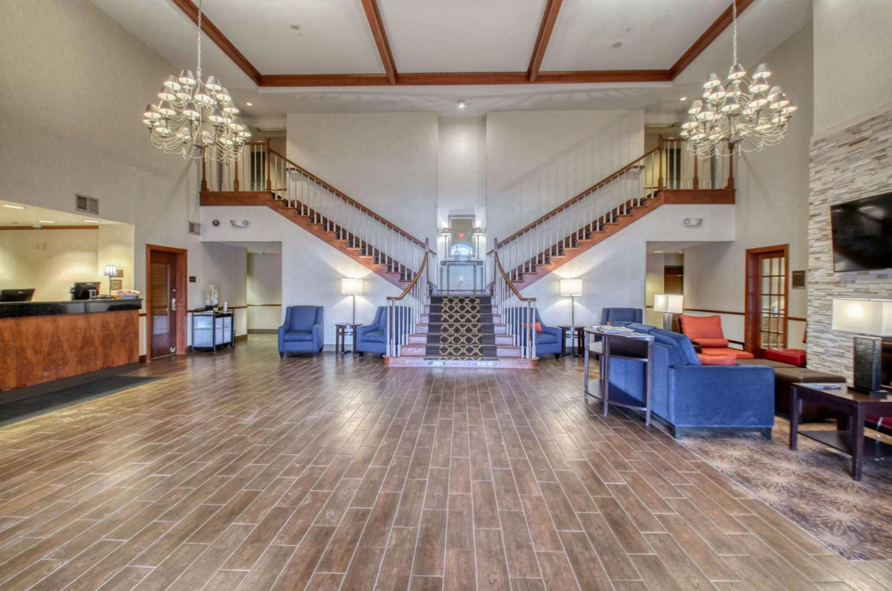 Lobby or reception in Comfort Suites Milwaukee Airport