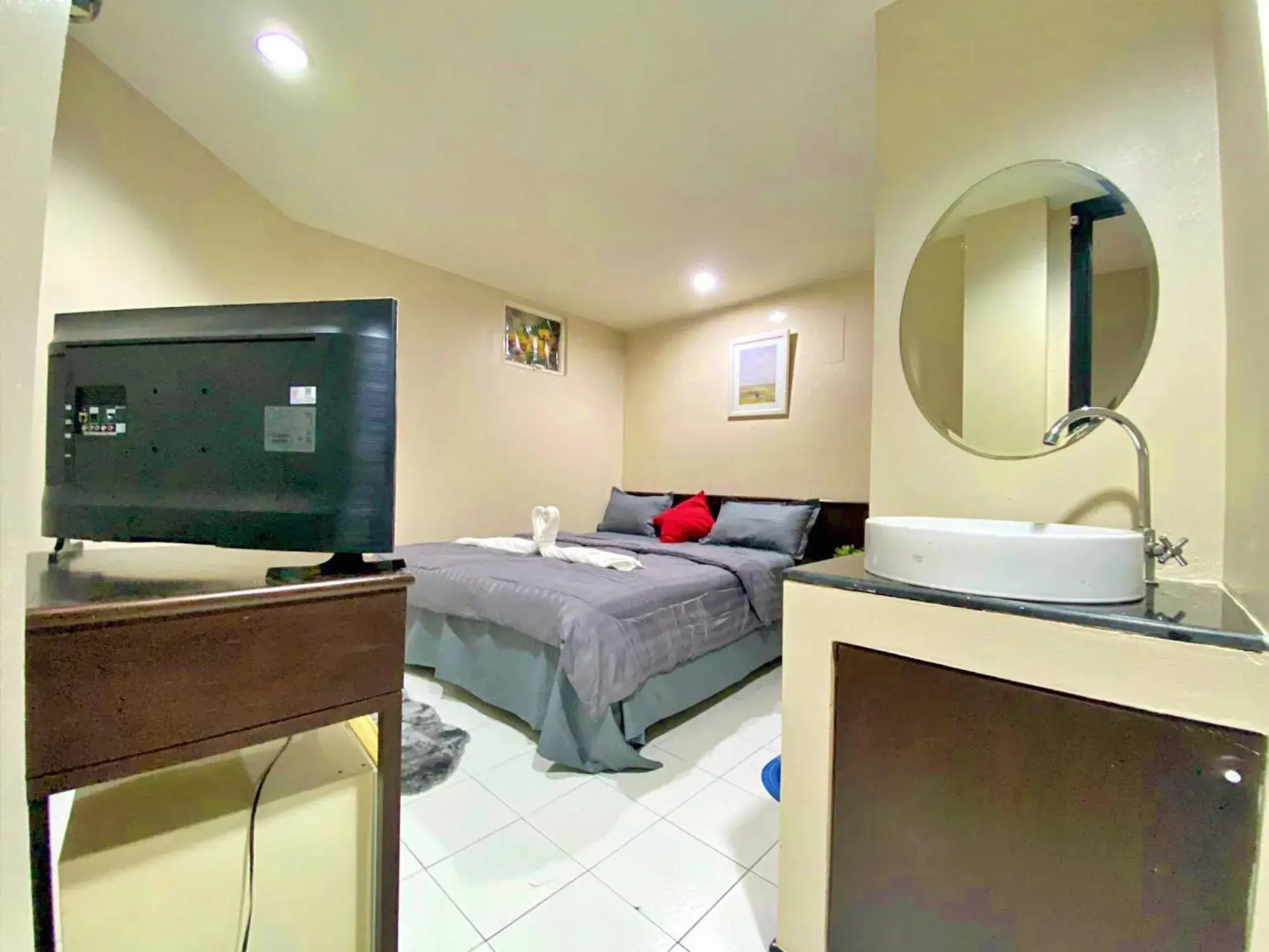 Deluxe Double or Twin Room in CheQinn Hostel - Sukhumvit 4 Nana Plaza Deluxe Double or Twin Room in CheQinn Hostel - Sukhumvit 4 Nana Plaza