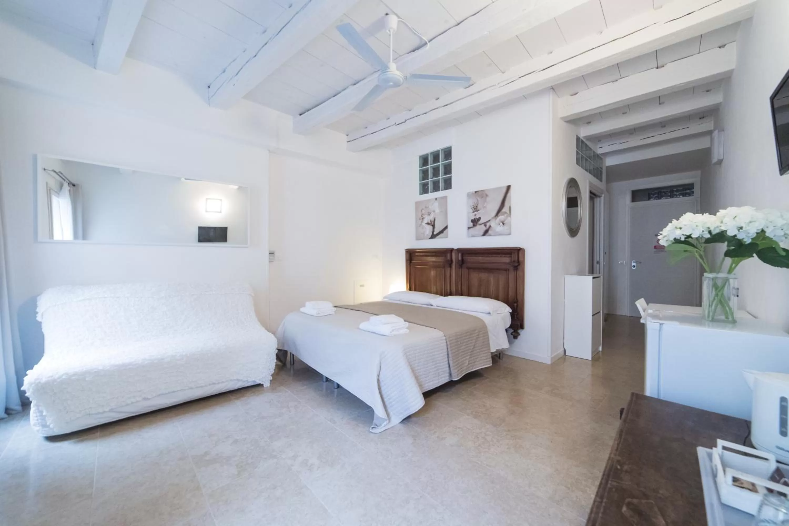 Photo of the whole room, Bed in Academia Residence