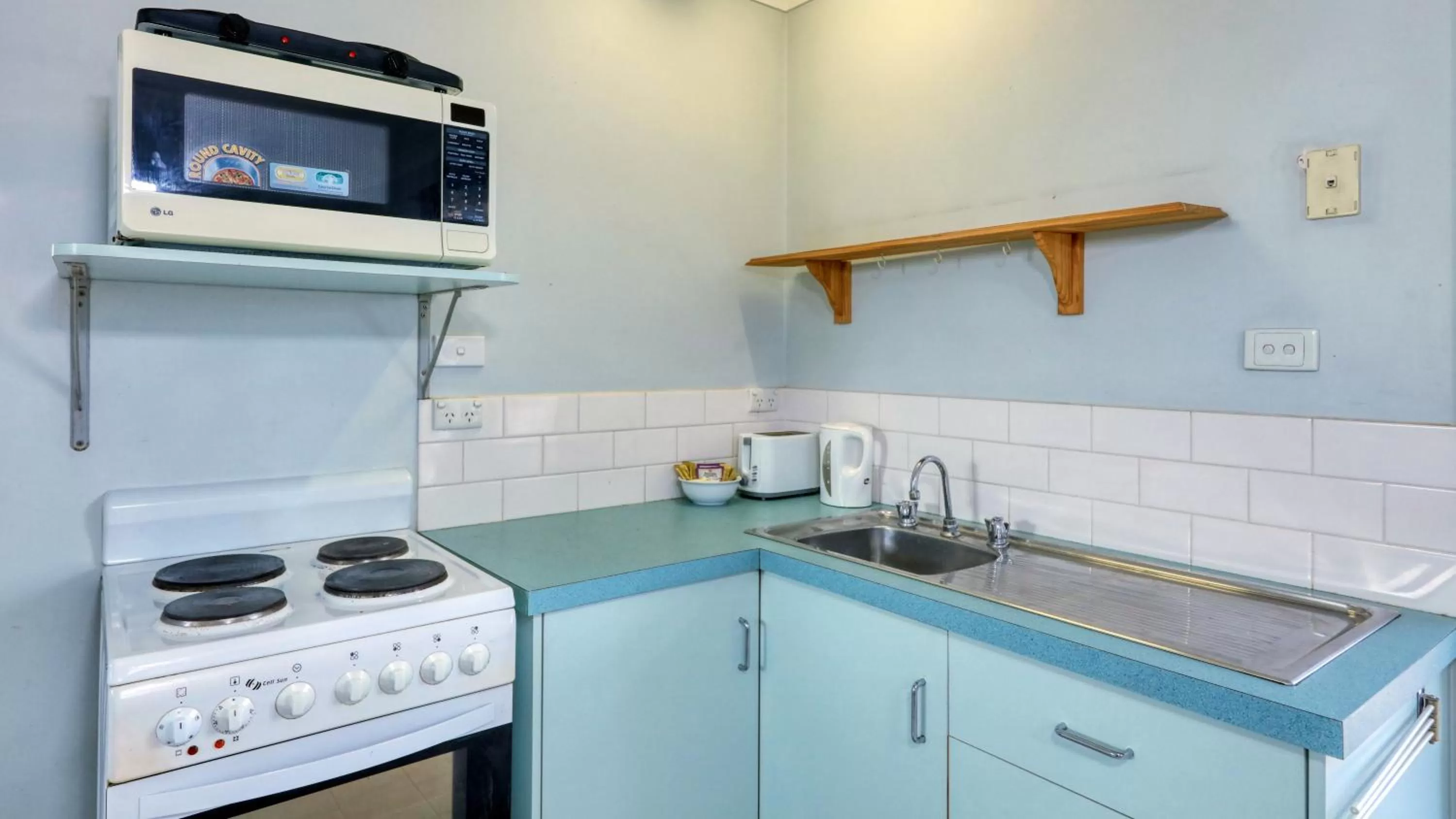 Kitchen or kitchenette in Cowra Motor Inn