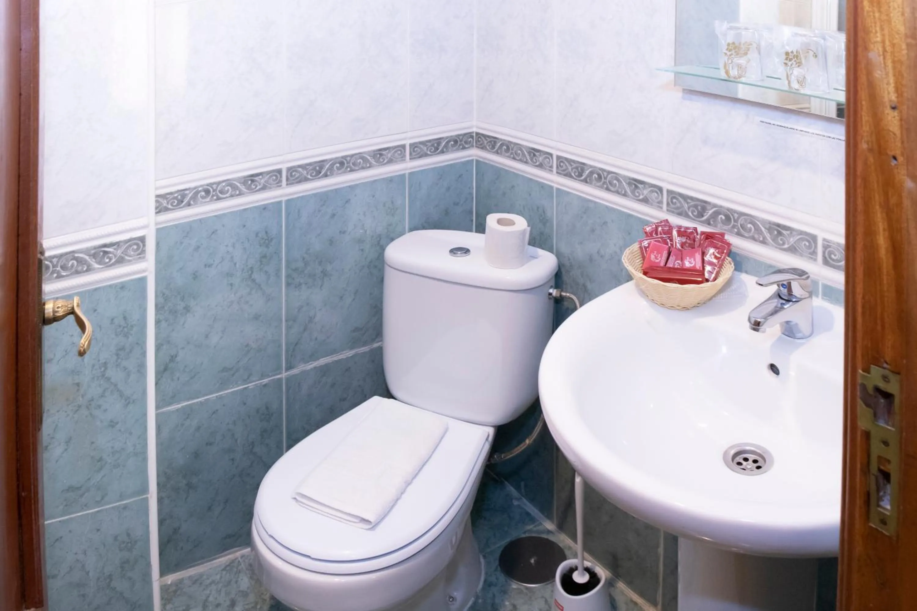 Bathroom in Hostal Tokio