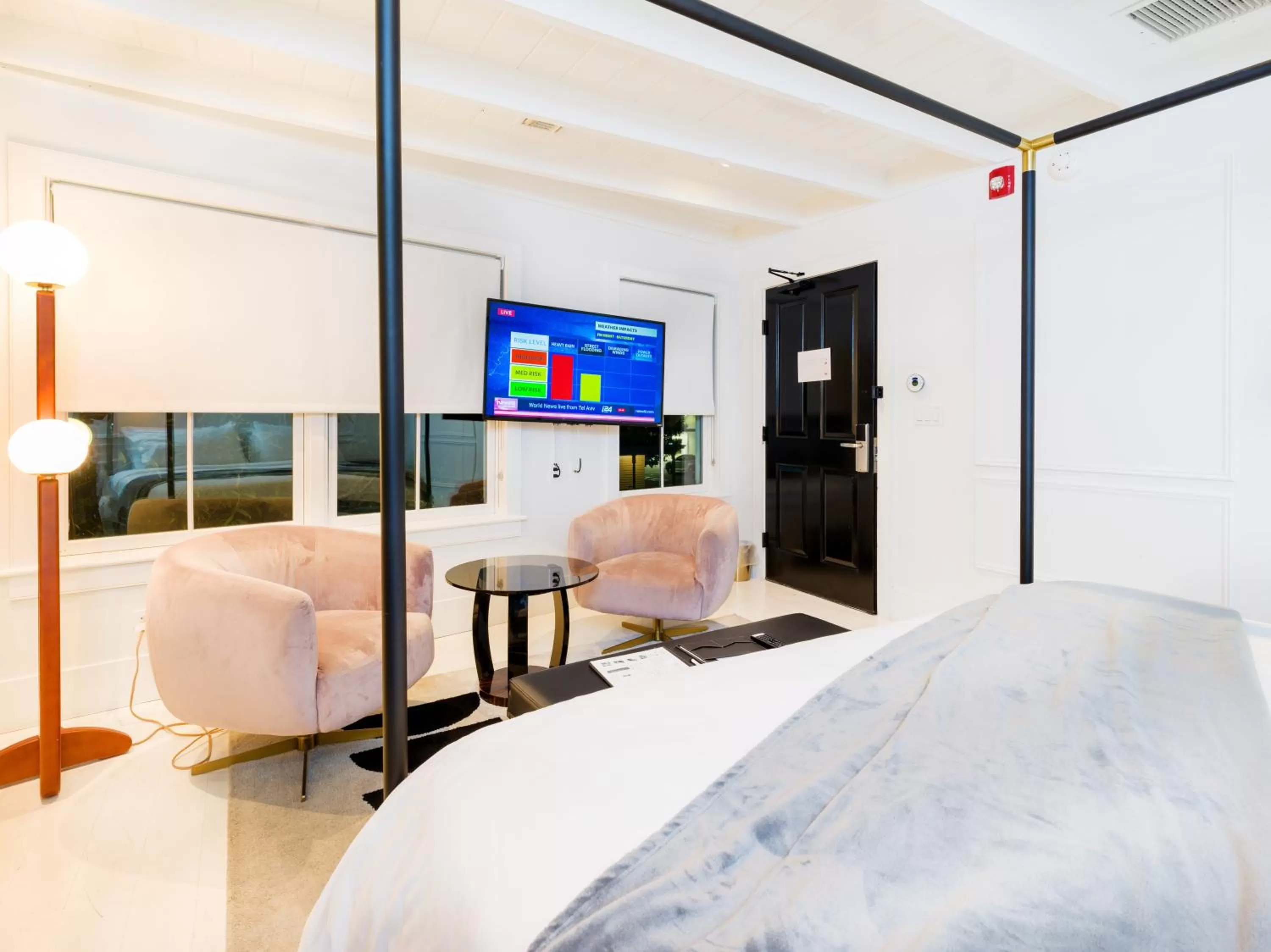 Seating area, Bed in American Beech Hotel