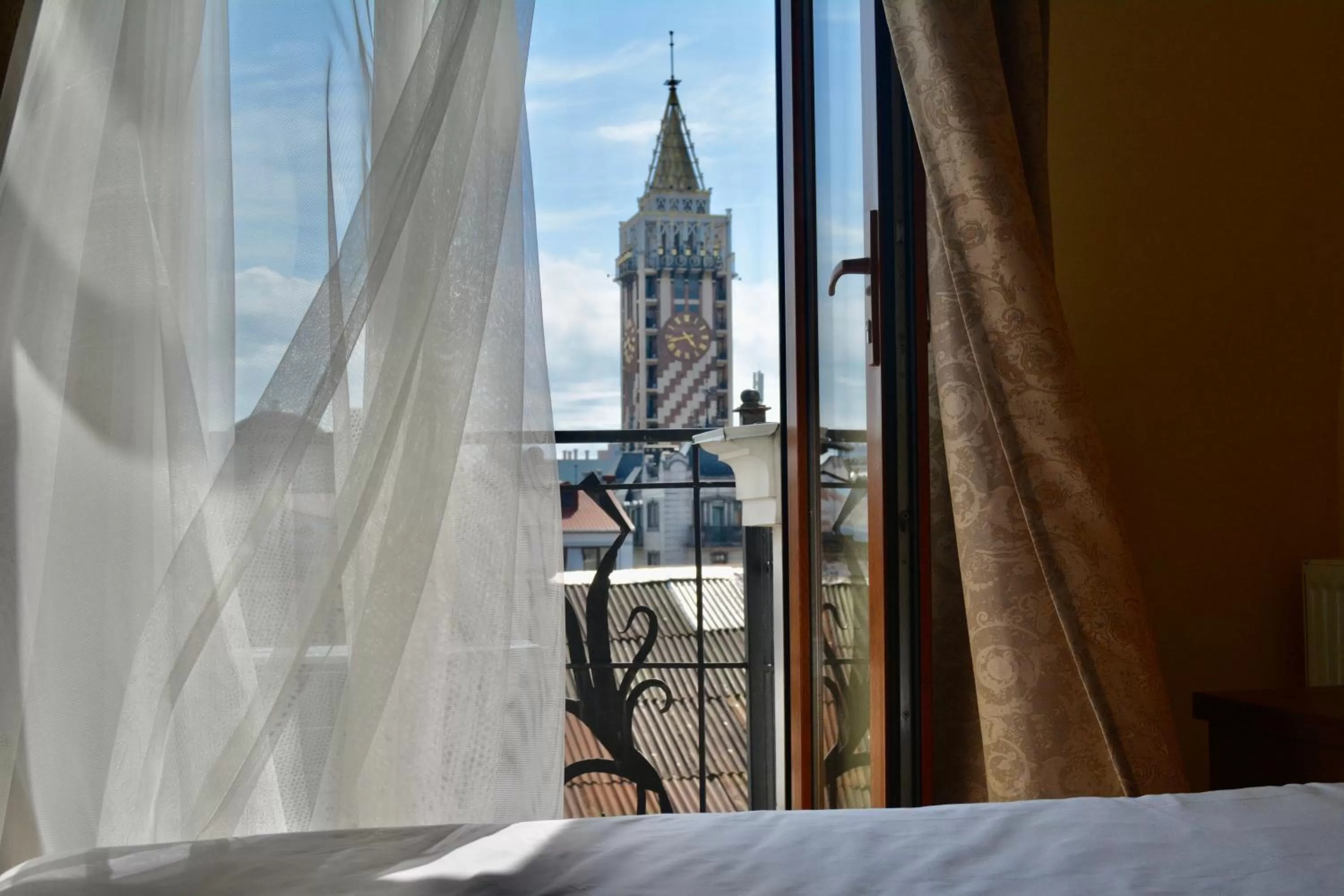 Balcony/Terrace, Nearby Landmark in Hotel Port Altus