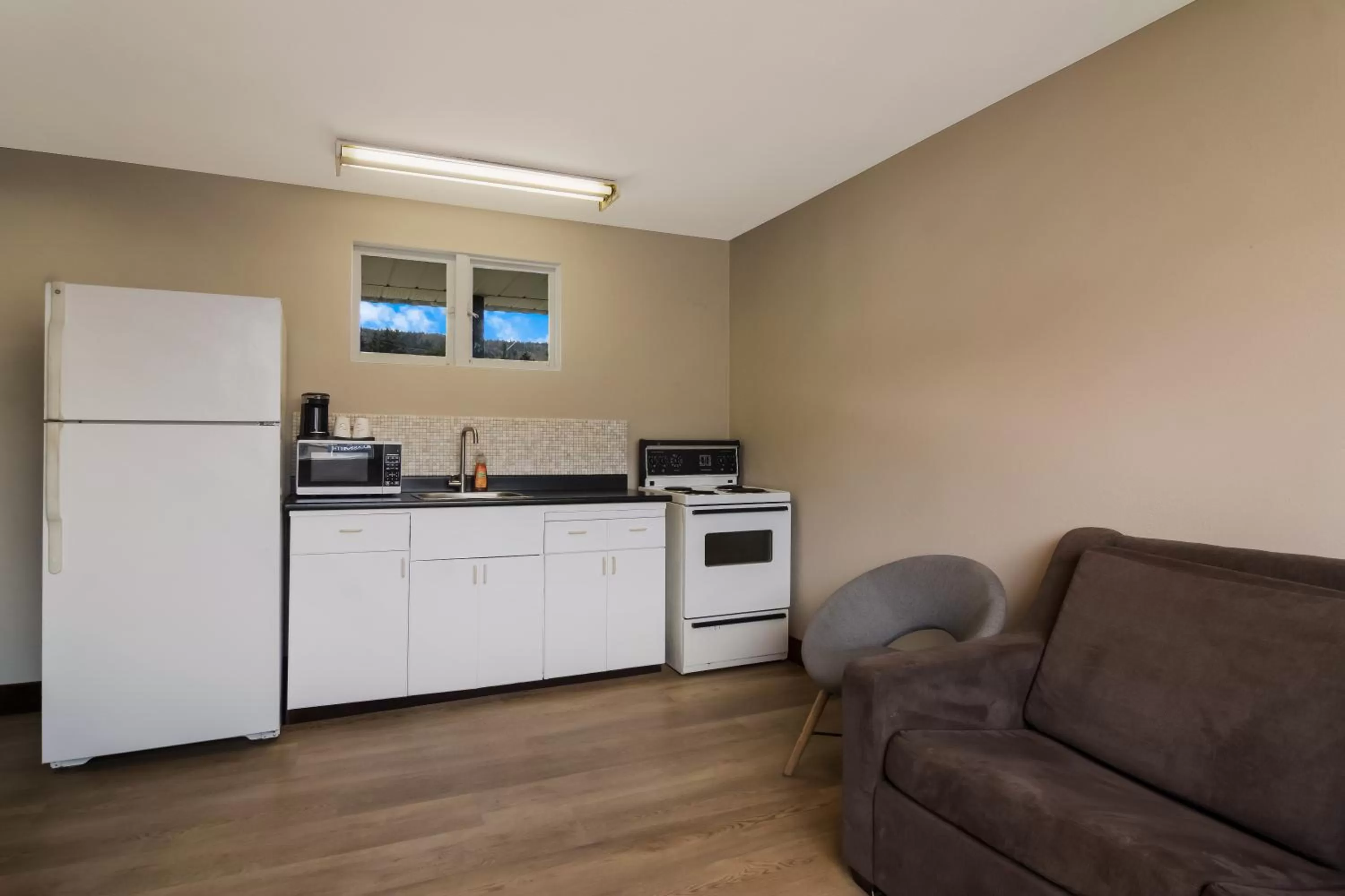 Kitchen or kitchenette in Canadas Best Value Inn & Suites Kamloops