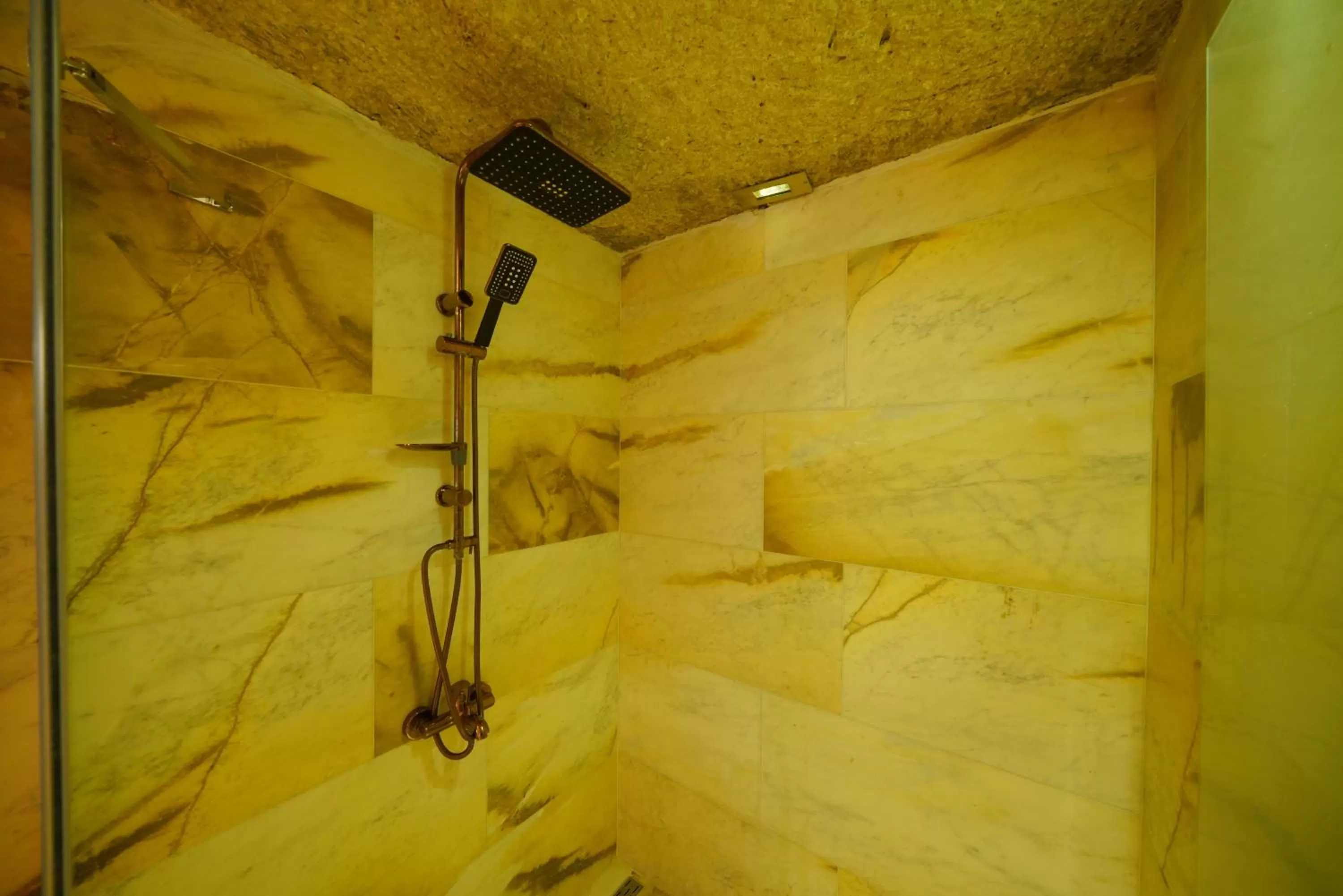 Shower in Shoestring Cave House