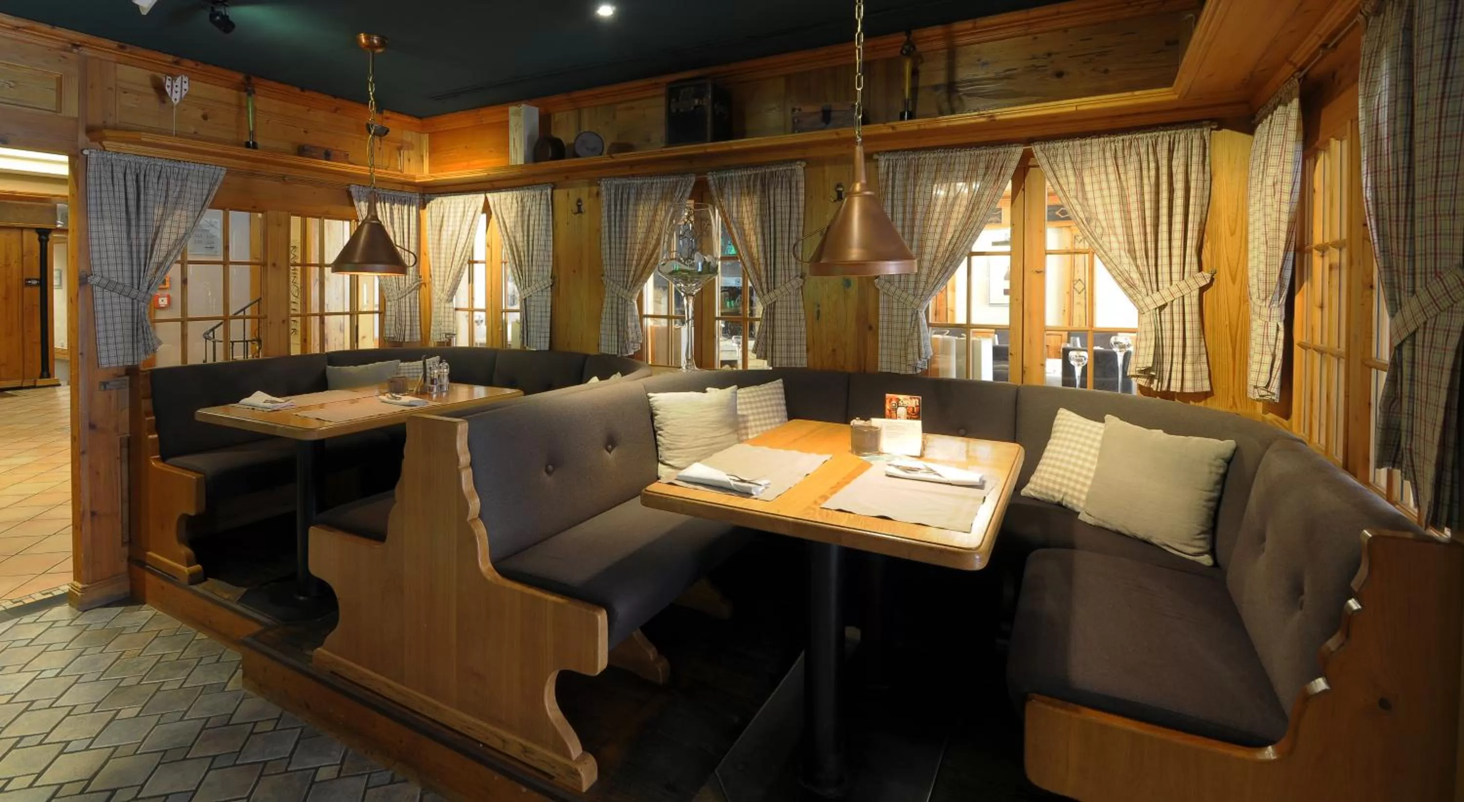 Restaurant/places to eat in Villa Huxori