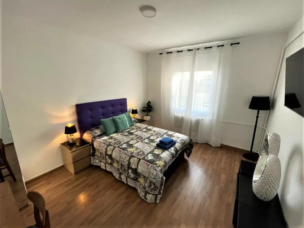 Large Double Room in Habitaciones Rambla Catalunya Large Double Room in Habitaciones Rambla Catalunya