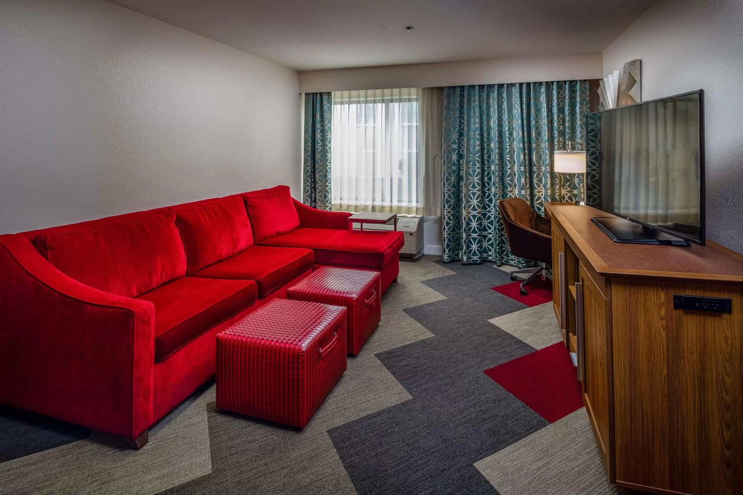 Living room in Hampton Inn San Francisco Airport