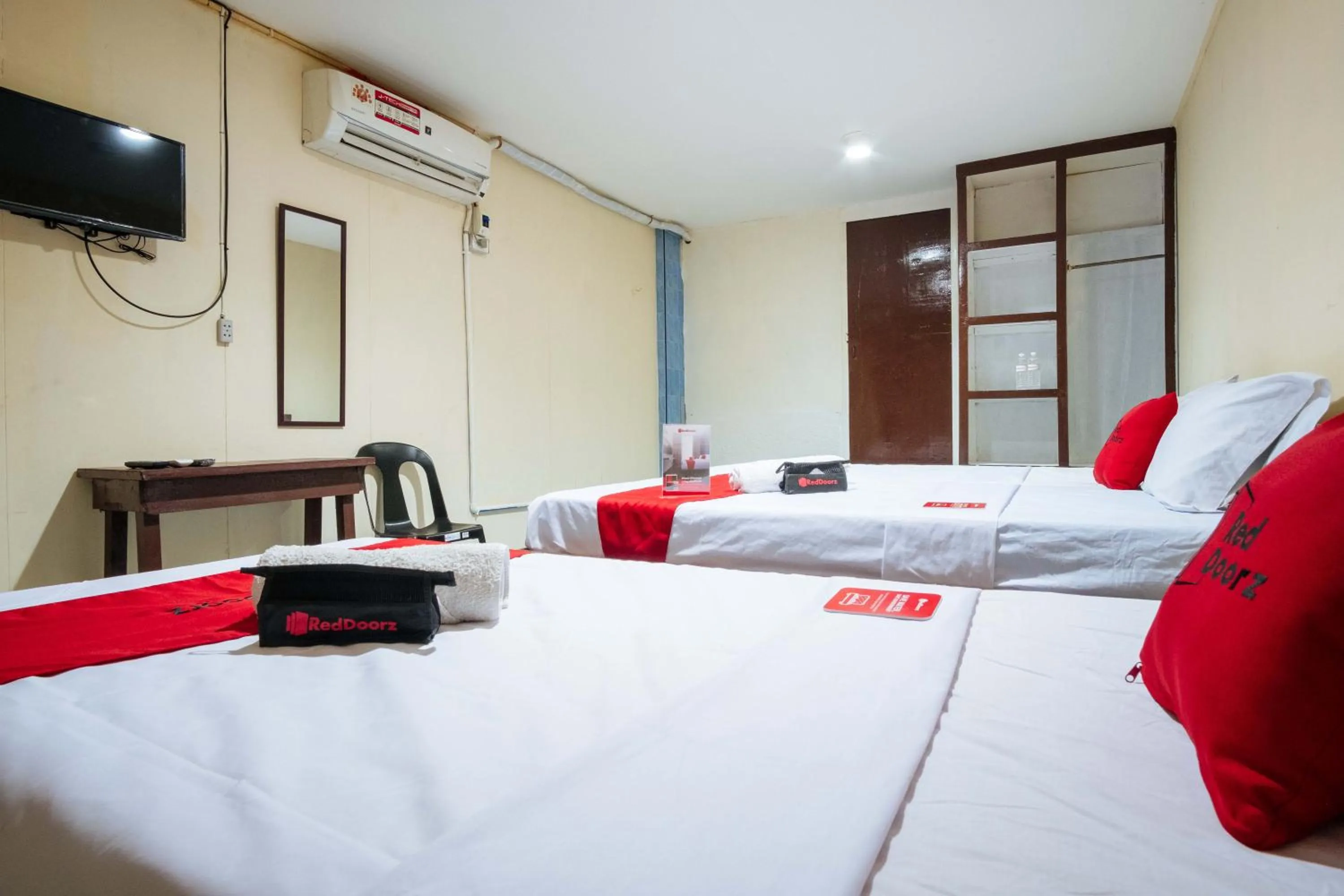 TV and multimedia in RedDoorz @Downtown Bacolod