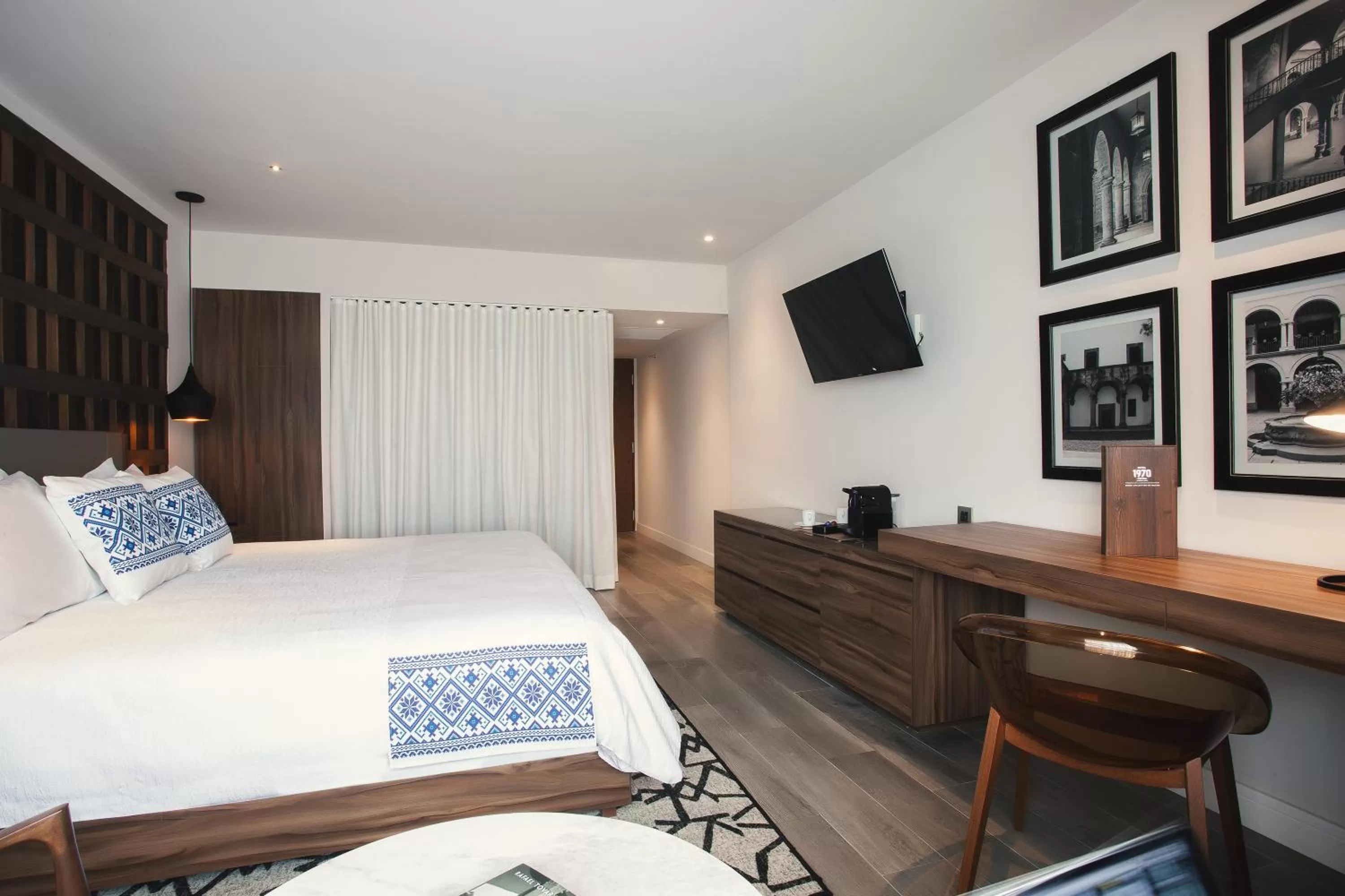 Photo of the whole room, Bed in Hotel Indigo Guadalajara Expo by IHG