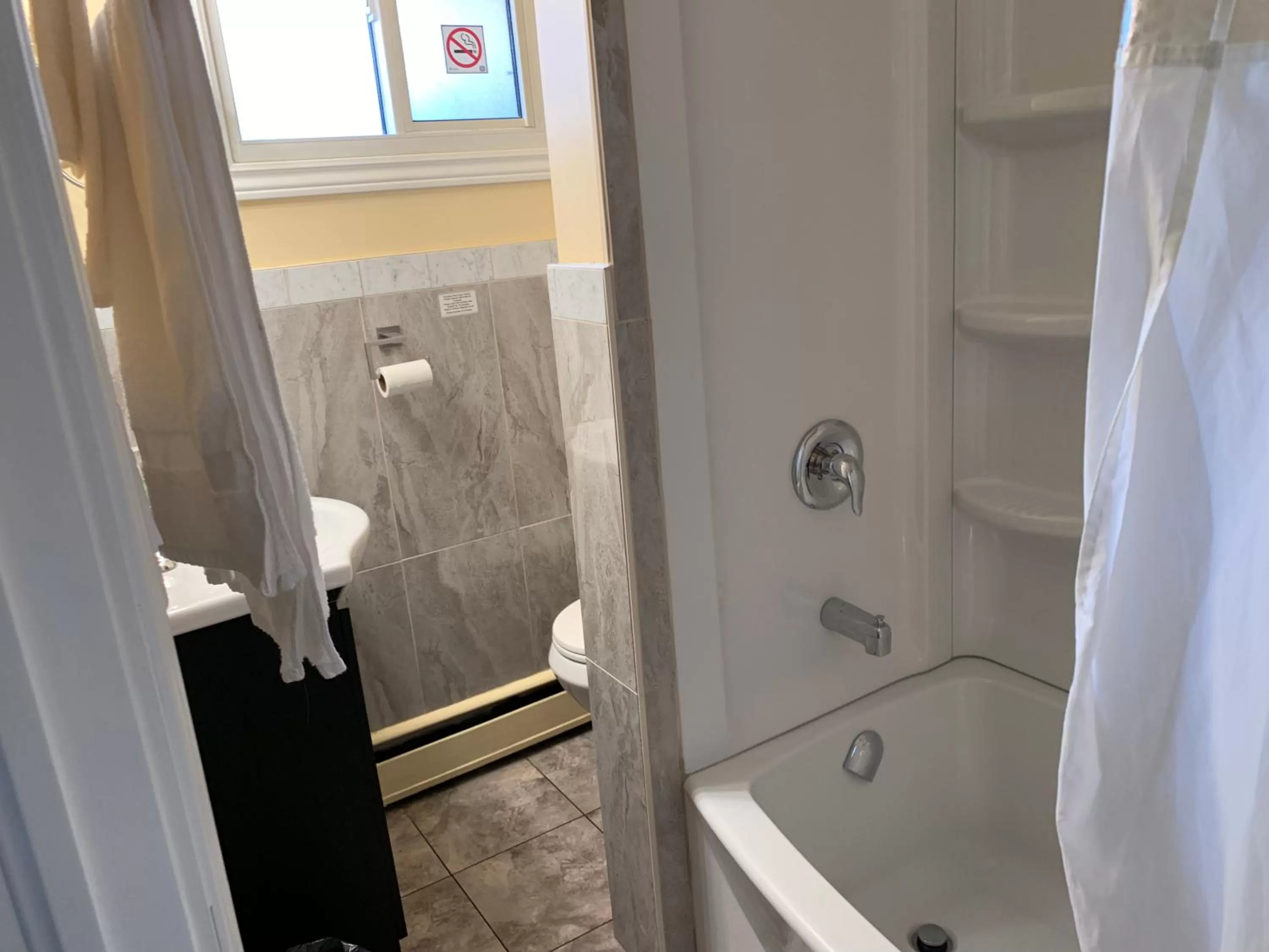 Bathroom in Sunparlor Motel