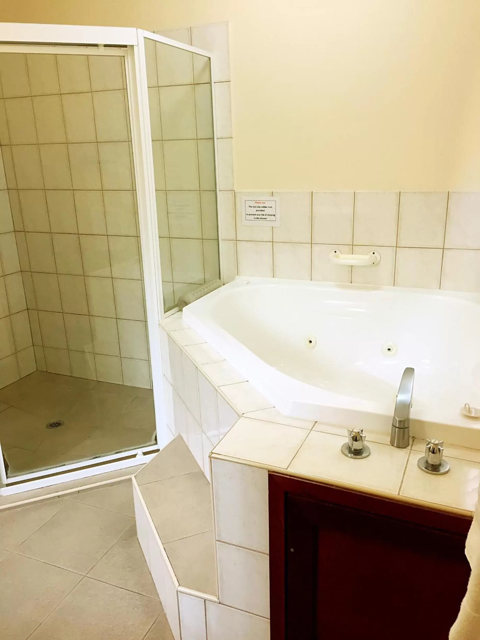 Shower in Admiral Motor Inn