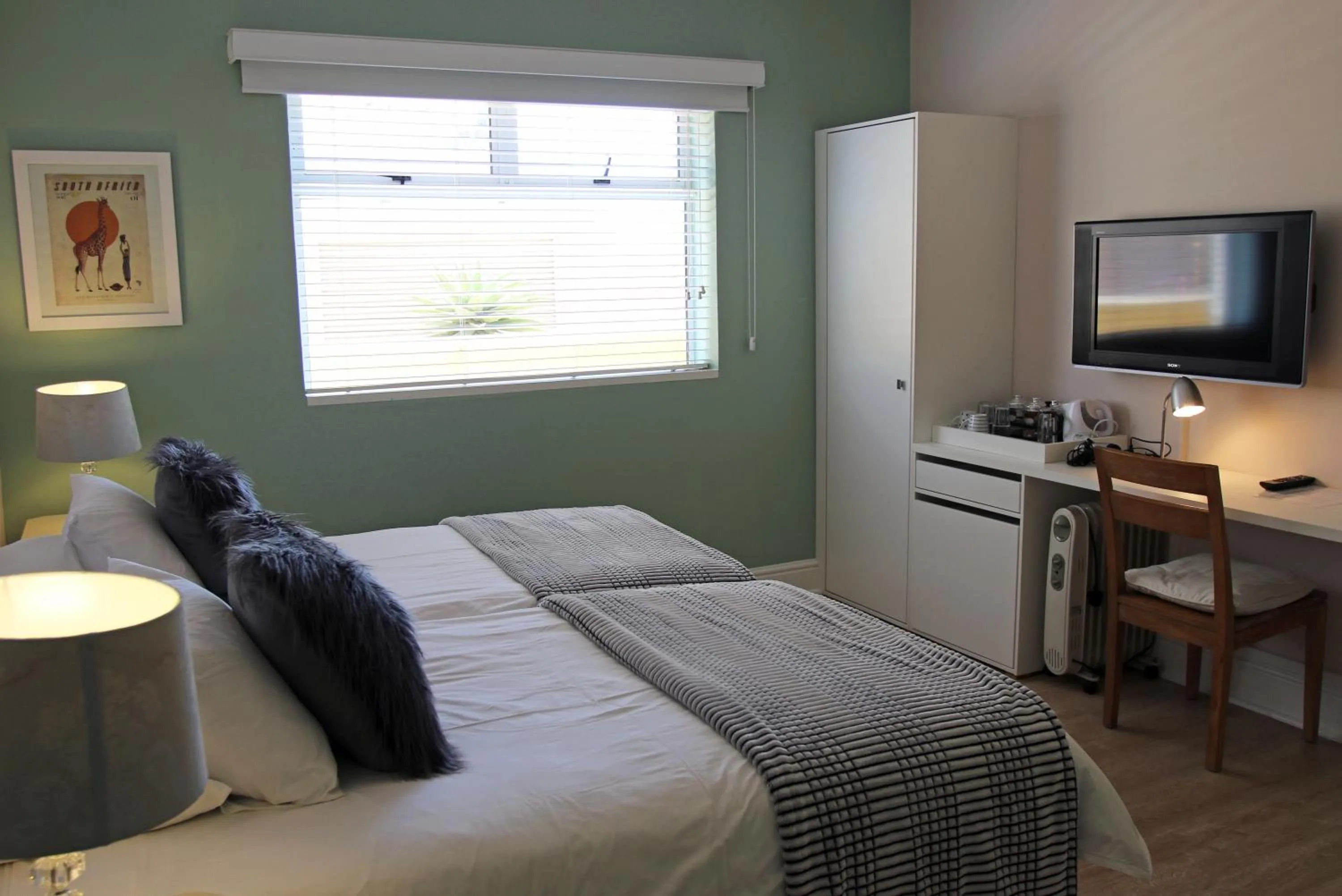 Bed in Dolphin Inn Guesthouse