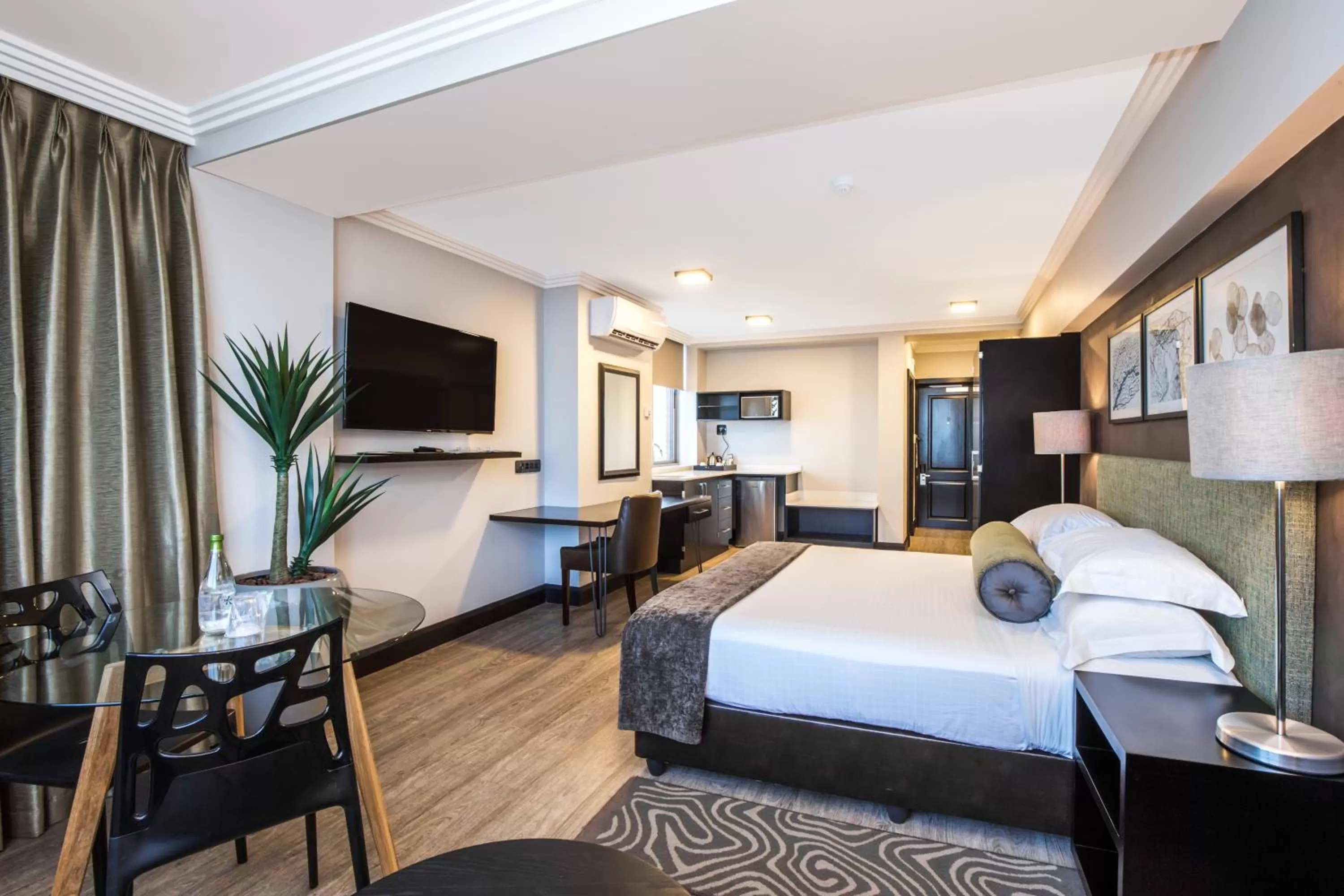 Bedroom, Bed in Belaire Suites Hotel