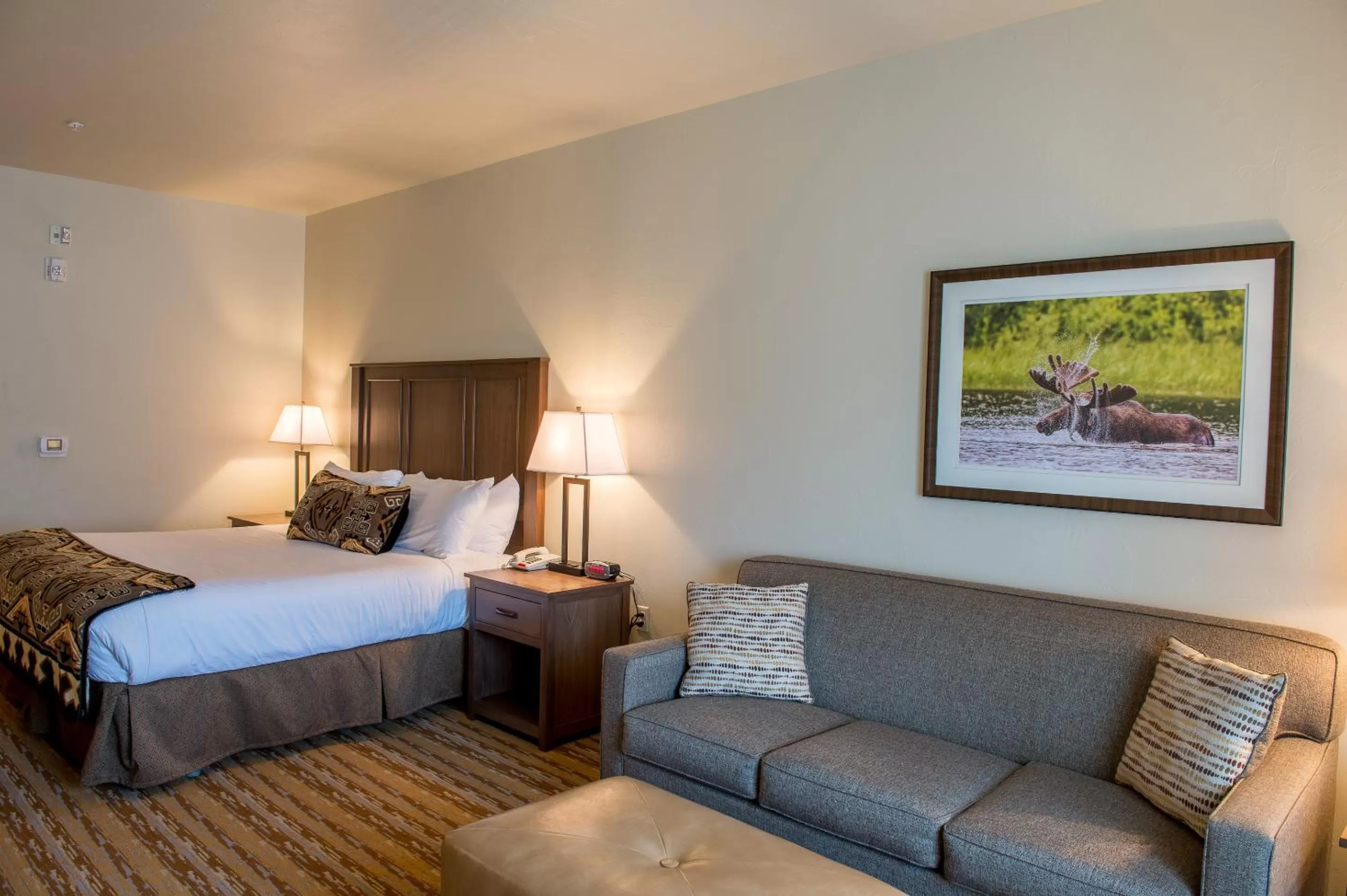Seating area, Bed in Cedar Creek Lodge & Conference Center