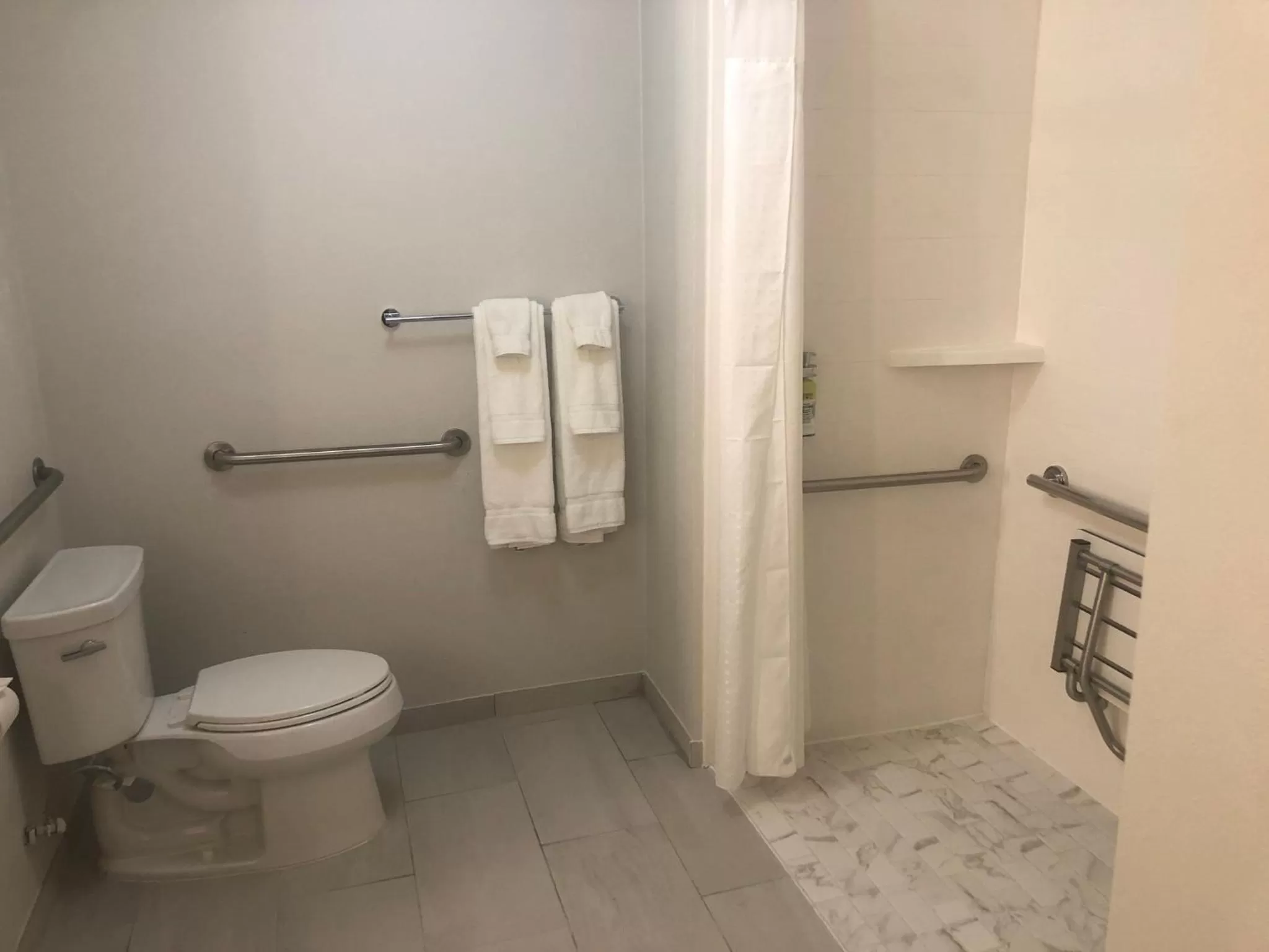 Twin Room - Mobility Access/Hearing Accessible in Holiday Inn Express Hillsboro I-35, an IHG Hotel