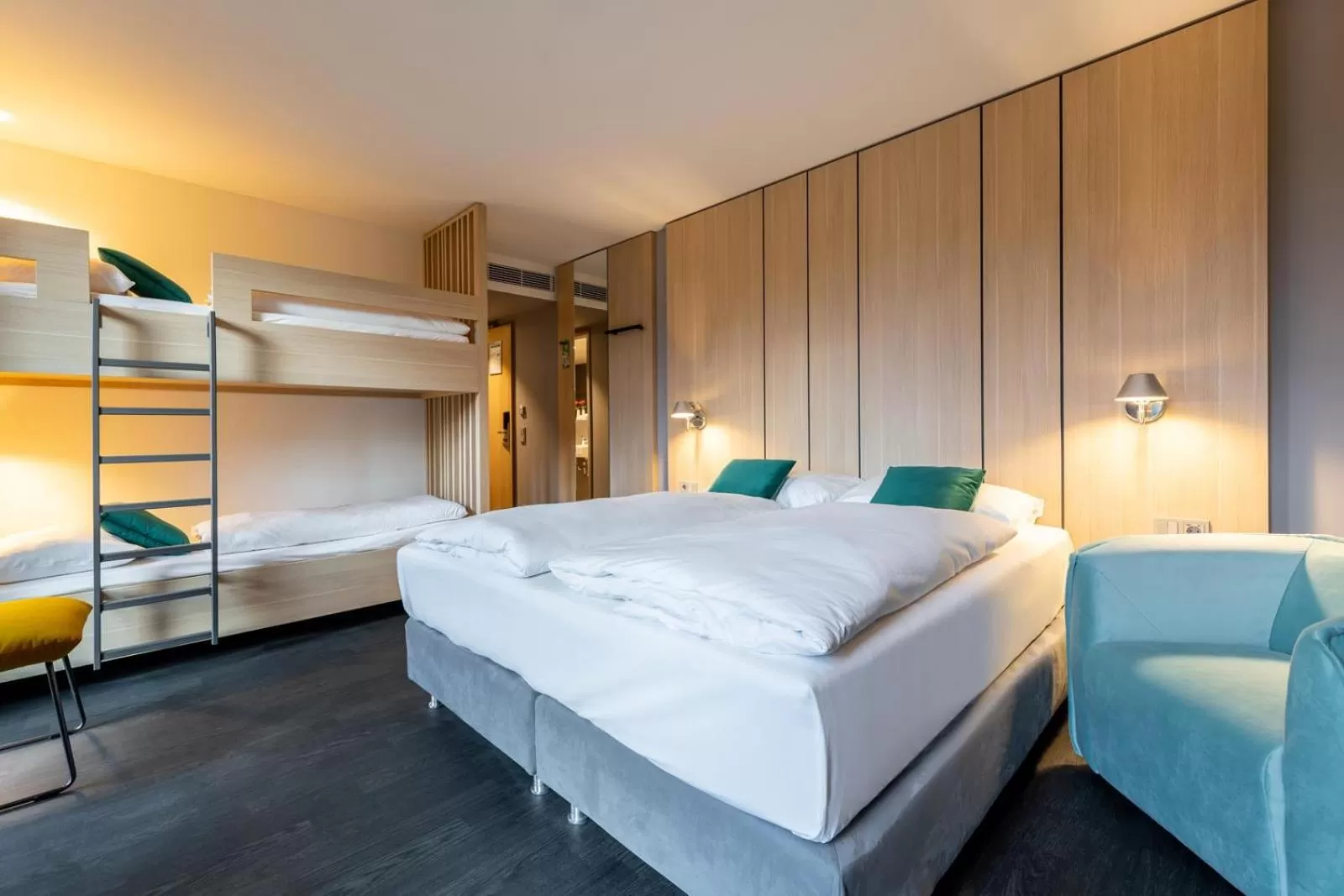 Photo of the whole room, Bed in Serways Hotel Hösel