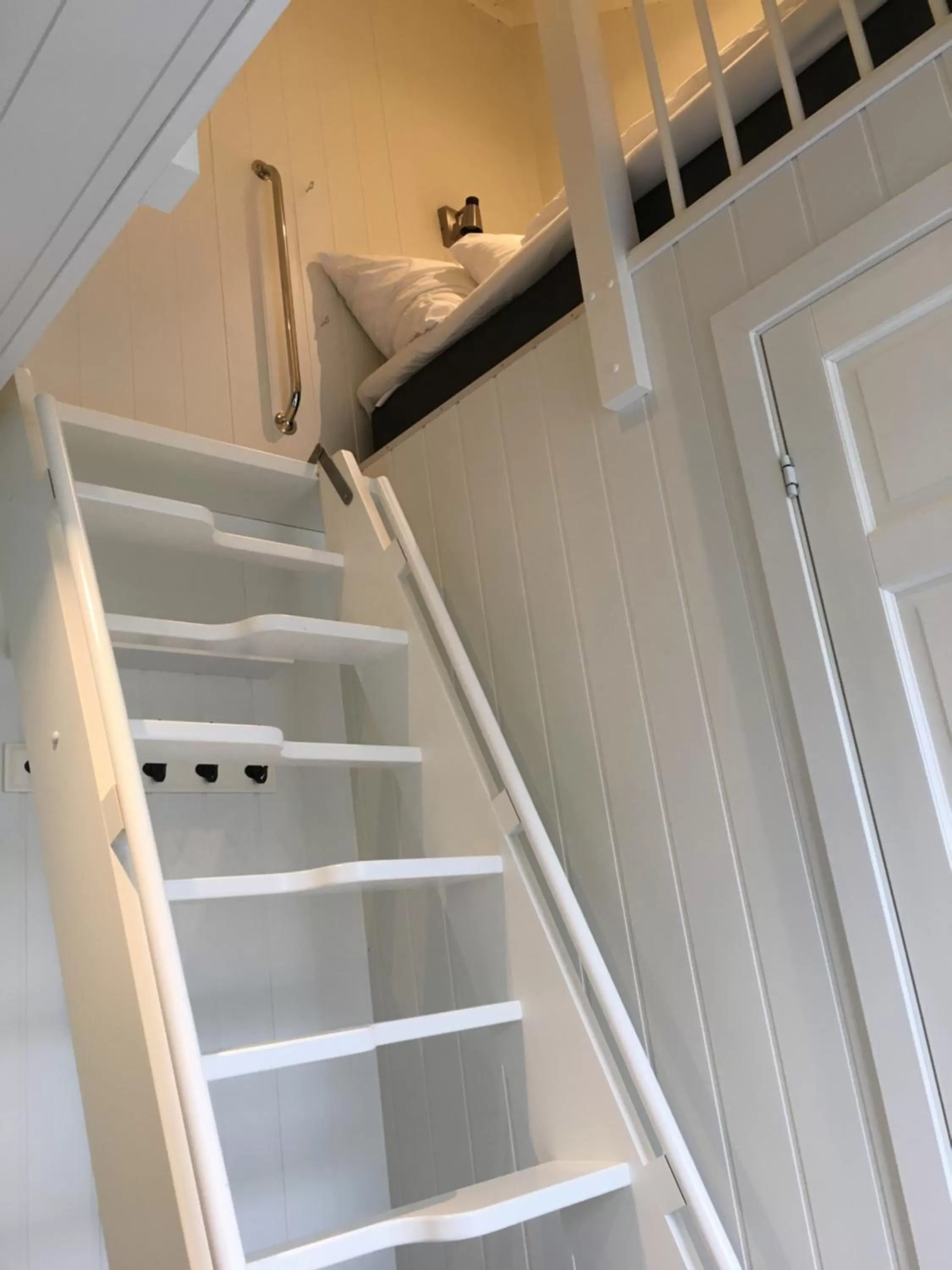 Bed, Bathroom in Krøgeneslåven Microtel