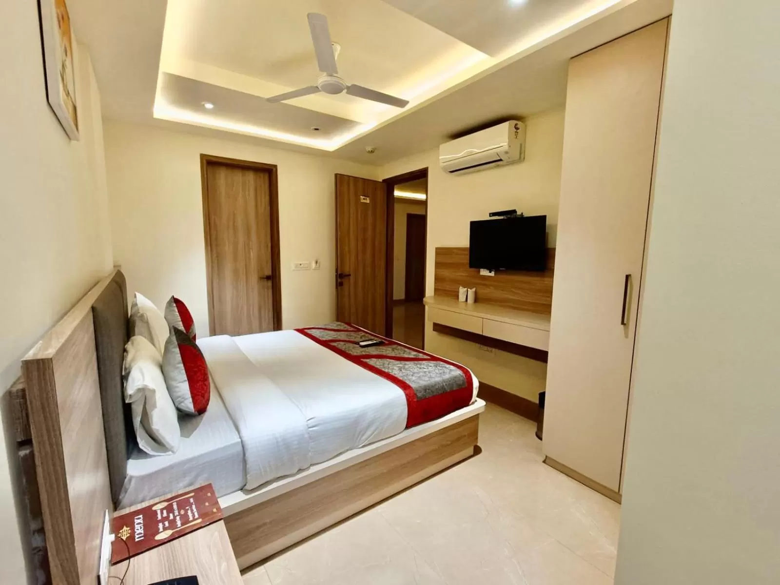 Bedroom, Bed in Hotel Tripple Tree - Karol Bagh