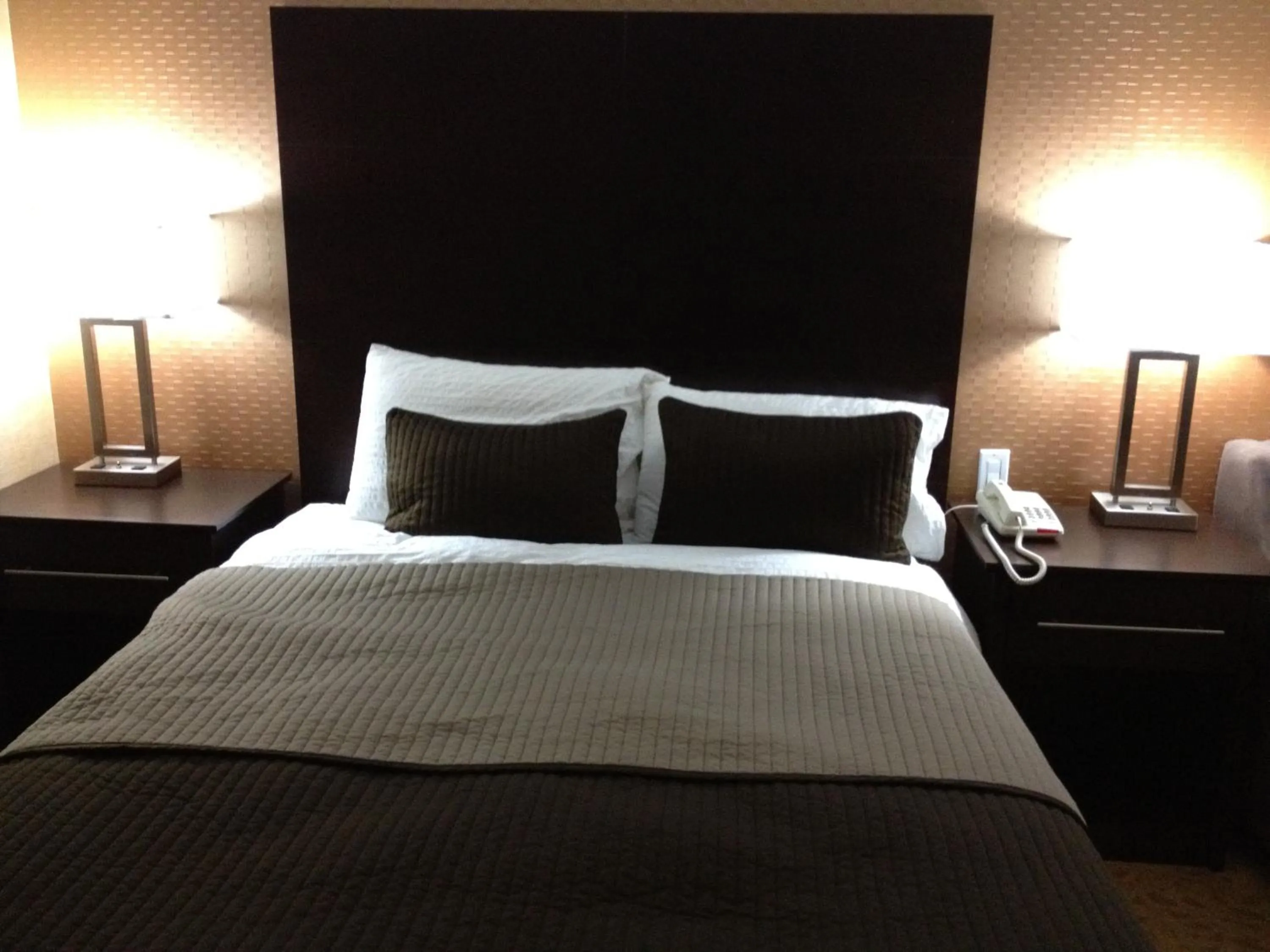 Bed in Mississauga Gate Inn