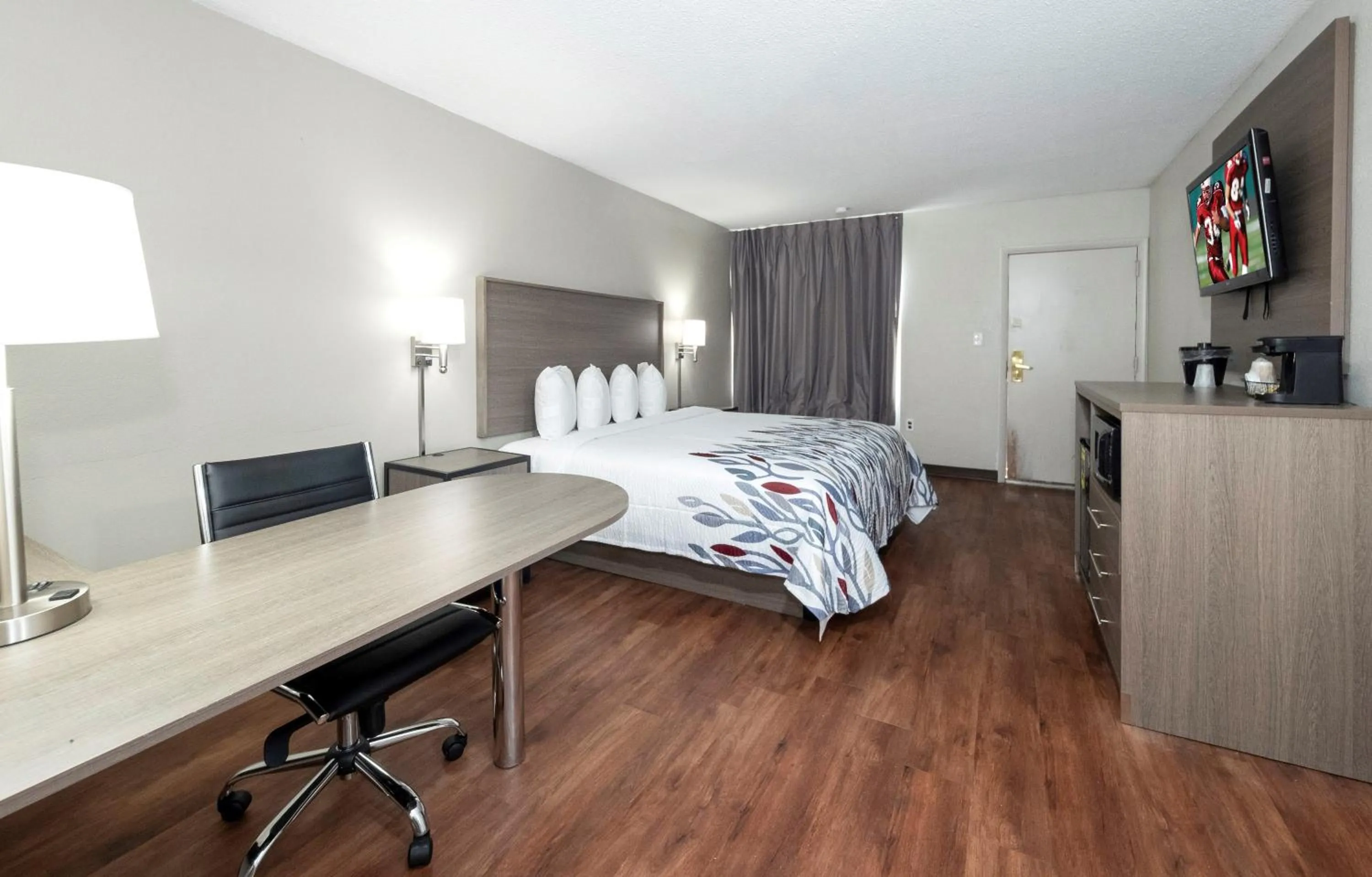 Photo of the whole room, Bed in Red Roof Inn Petersburg - Fort Lee