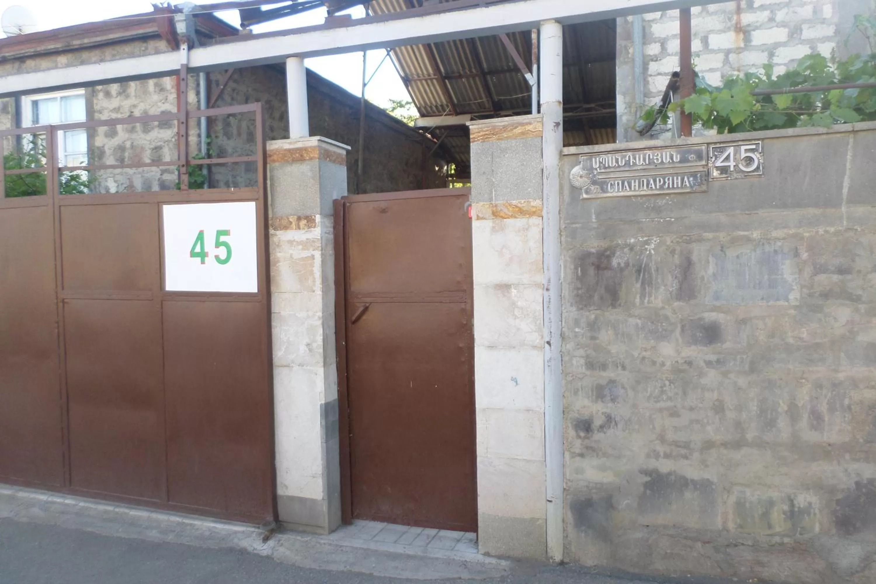 Facade/entrance, Lobby/Reception in Spandaryan House